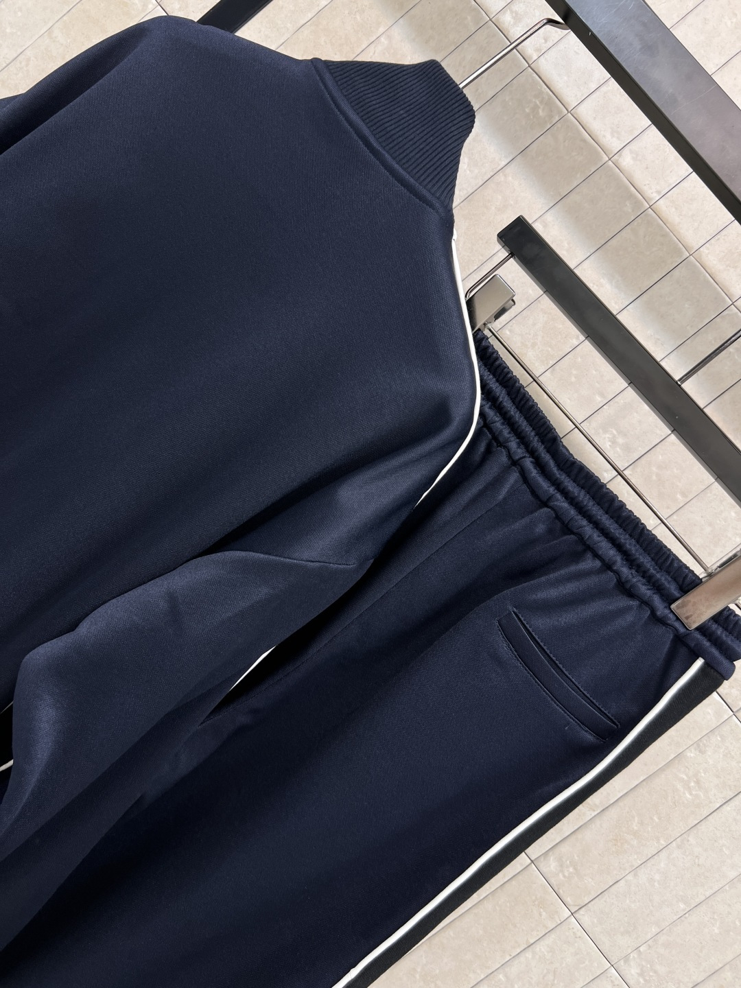 LW家 25早秋新款 深蓝色休闲套装 立领夹克外套+高腰阔腿裤 深蓝色跟秋天简直是绝配 胸前经典的品牌刺