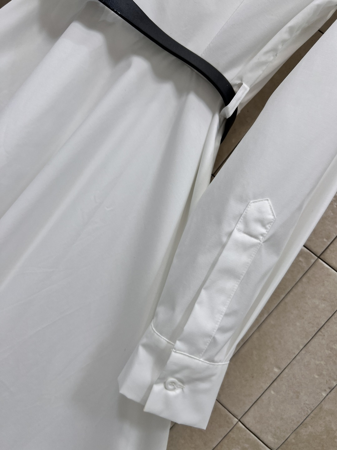 D家 25早秋新款 翻领花边白色长款连衣裙 减龄学院风优雅气质 收腰压褶大伞摆设计感超赞 腰带搭配金属C