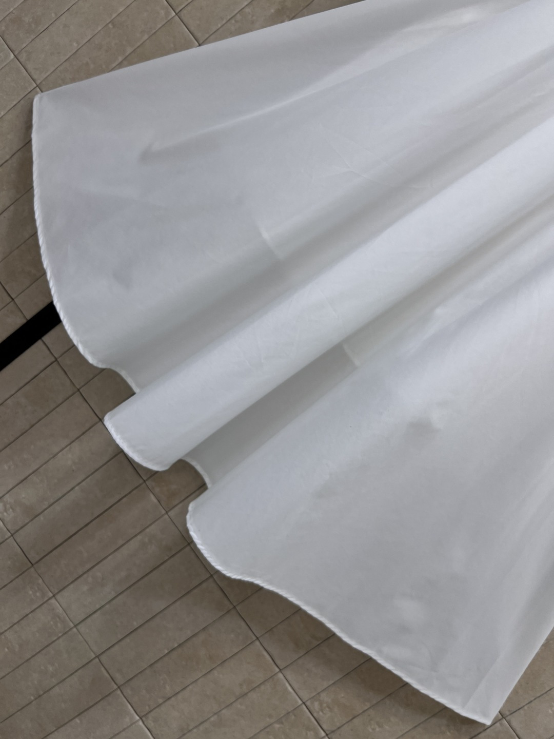 D家 25早秋新款 翻领花边白色长款连衣裙 减龄学院风优雅气质 收腰压褶大伞摆设计感超赞 腰带搭配金属C