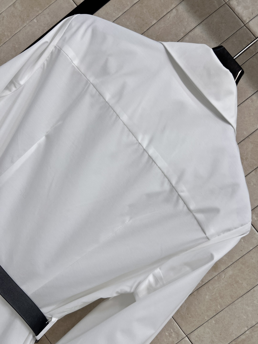 D家 25早秋新款 翻领花边白色长款连衣裙 减龄学院风优雅气质 收腰压褶大伞摆设计感超赞 腰带搭配金属C