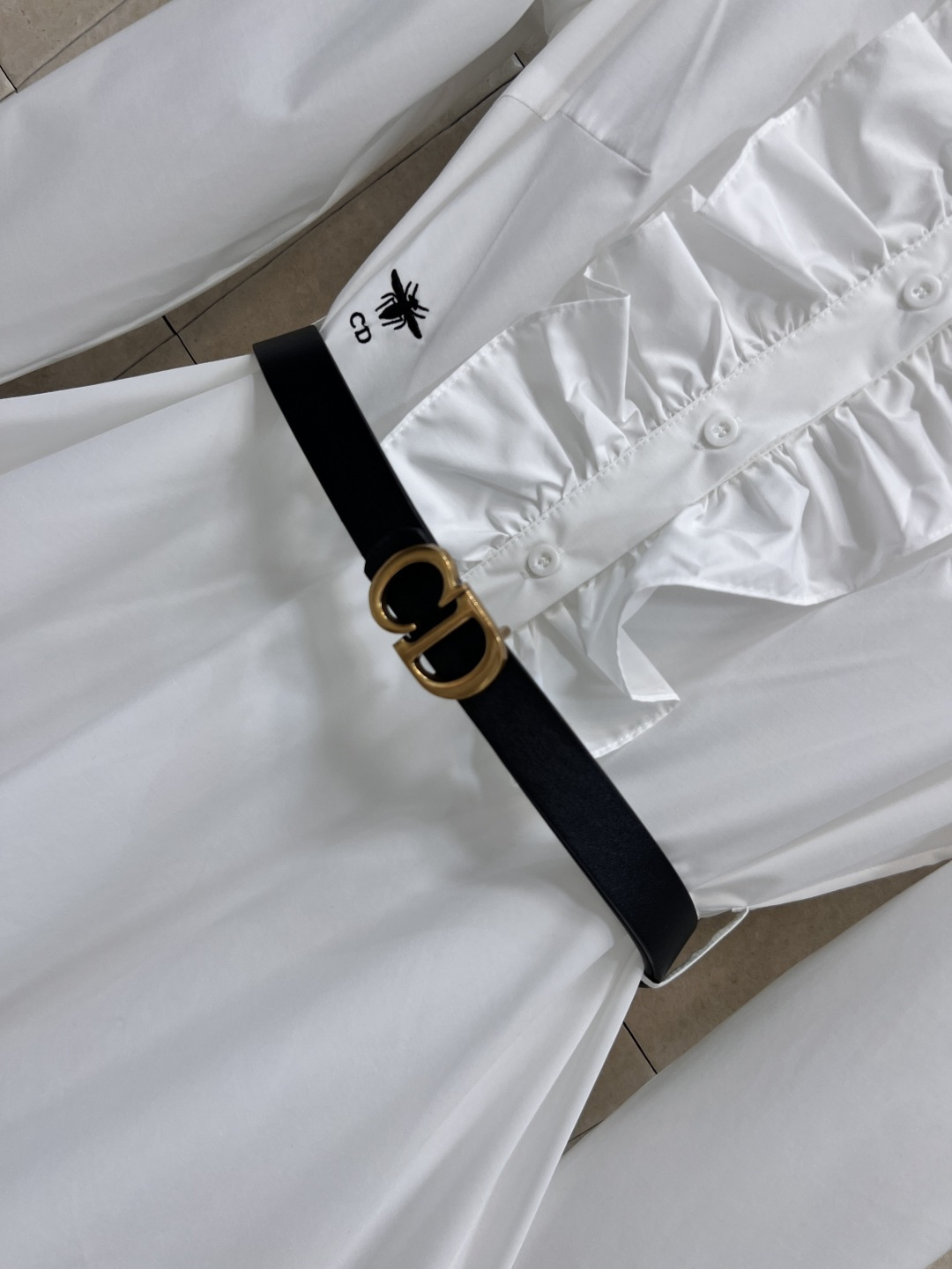 D家 25早秋新款 翻领花边白色长款连衣裙 减龄学院风优雅气质 收腰压褶大伞摆设计感超赞 腰带搭配金属C