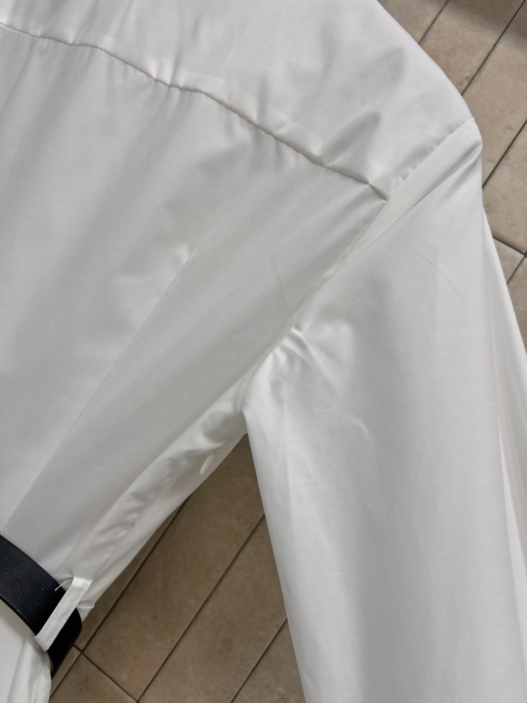 D家 25早秋新款 翻领花边白色长款连衣裙 减龄学院风优雅气质 收腰压褶大伞摆设计感超赞 腰带搭配金属C