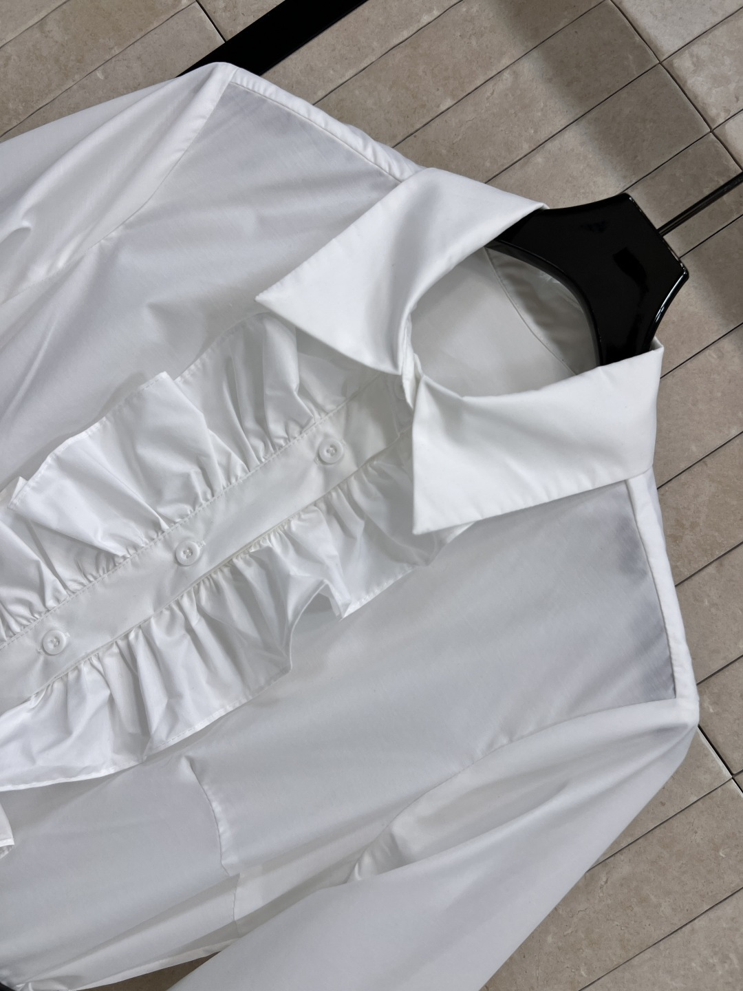 D家 25早秋新款 翻领花边白色长款连衣裙 减龄学院风优雅气质 收腰压褶大伞摆设计感超赞 腰带搭配金属C