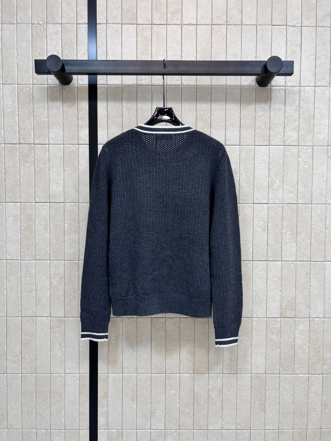 MIu家 25早秋新款 圆领针织套头上衣 撞色条纹包边设计 甜美俏皮又时髦 胸口字母logo提花口袋点缀