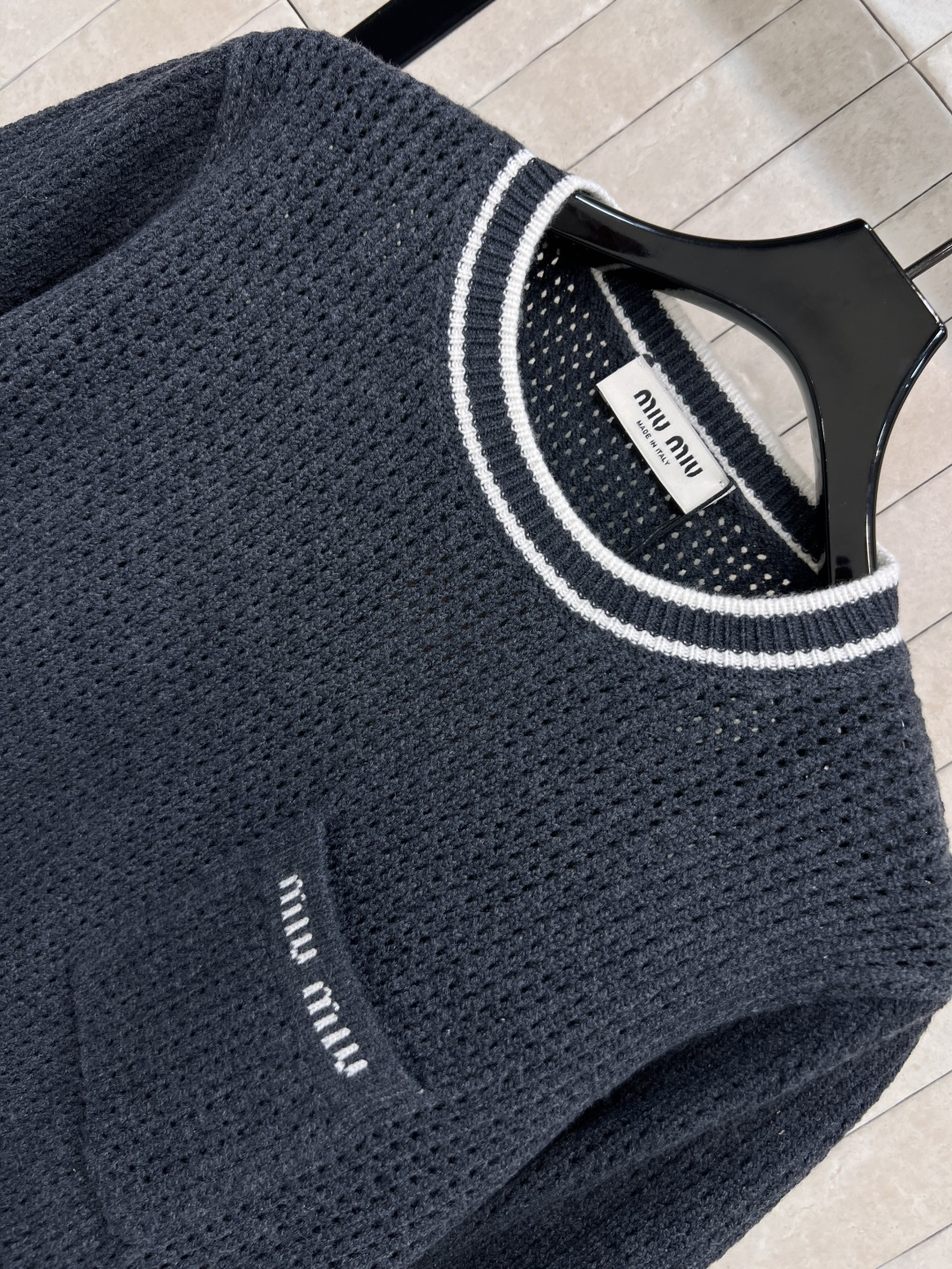 MIu家 25早秋新款 圆领针织套头上衣 撞色条纹包边设计 甜美俏皮又时髦 胸口字母logo提花口袋点缀