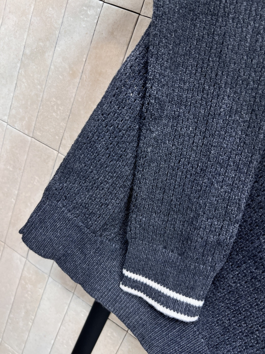 MIu家 25早秋新款 圆领针织套头上衣 撞色条纹包边设计 甜美俏皮又时髦 胸口字母logo提花口袋点缀