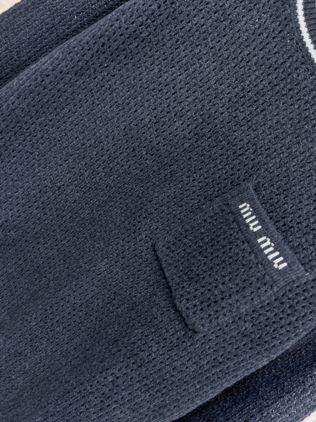 MIu家 25早秋新款 圆领针织套头上衣 撞色条纹包边设计 甜美俏皮又时髦 胸口字母logo提花口袋点缀