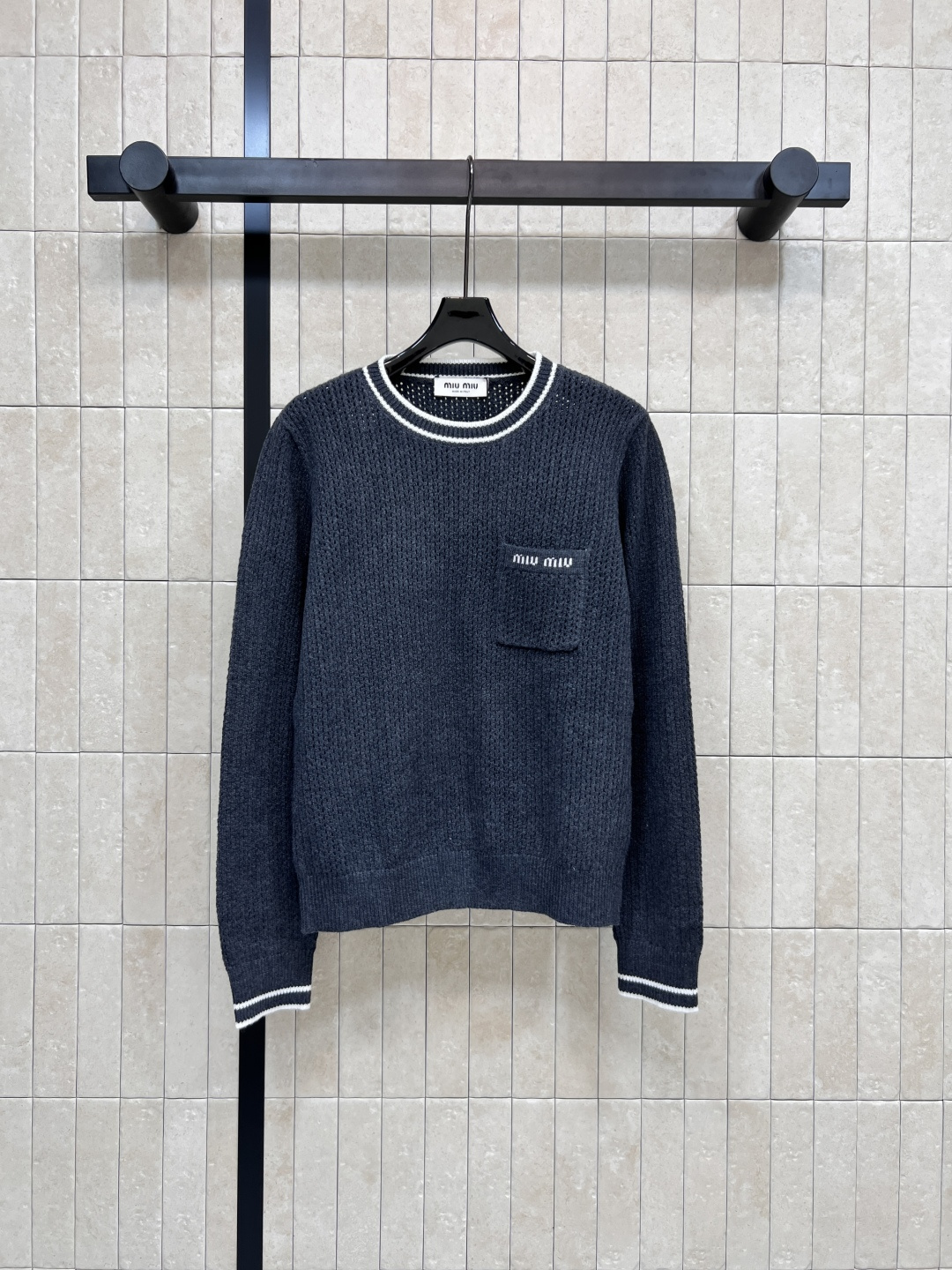 NO:485662,MIu Home 25 early autumn new round neck knitted pullover top Contrast color striped edge design Sweet and playful and fashionable Chest letter logo jacquard pocket embellishment Classic loose design makes it more refined. The upper body easily grasps the noble and high-end feminine charm. One color three-code Size/S-M-L,,miumiu,alexander wang19860909MIu家 25早秋新款 圆领针织套头上衣 撞色条纹包边设计 甜美俏皮又时髦 胸口字母logo提花口袋点缀 经典宽松的设计更显精致 上身轻松拿捏贵气高级的女性魅力 一色三码Size/S-M-L,,miumiu,alexander wang,Women's clothing