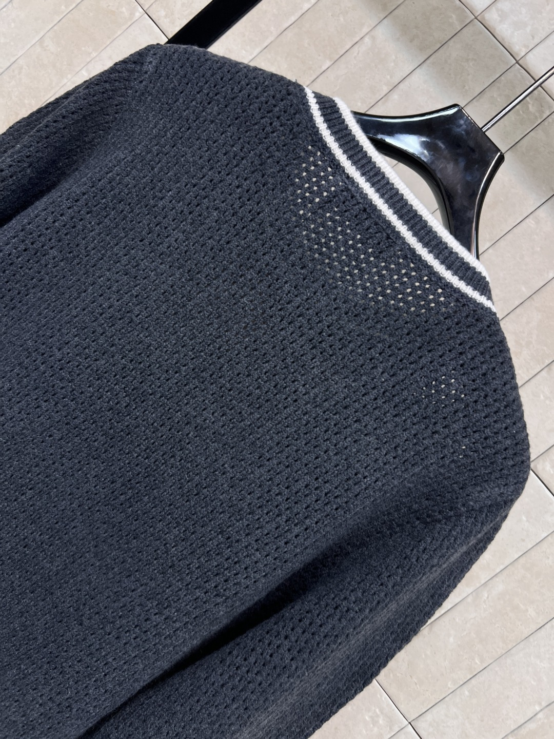 MIu家 25早秋新款 圆领针织套头上衣 撞色条纹包边设计 甜美俏皮又时髦 胸口字母logo提花口袋点缀