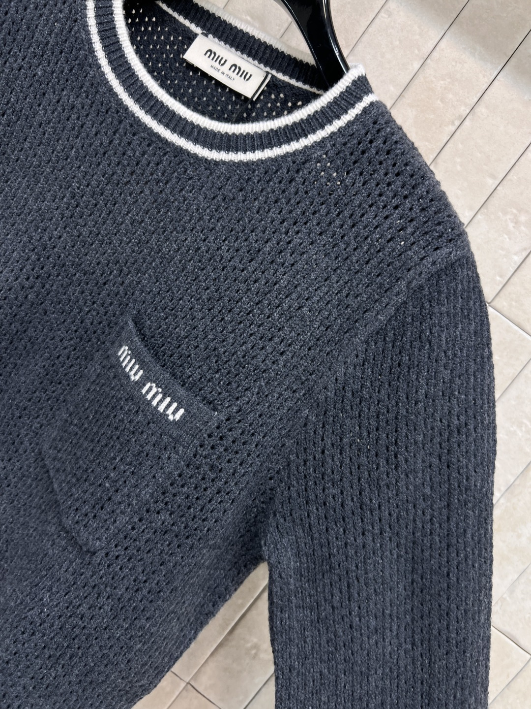 MIu家 25早秋新款 圆领针织套头上衣 撞色条纹包边设计 甜美俏皮又时髦 胸口字母logo提花口袋点缀