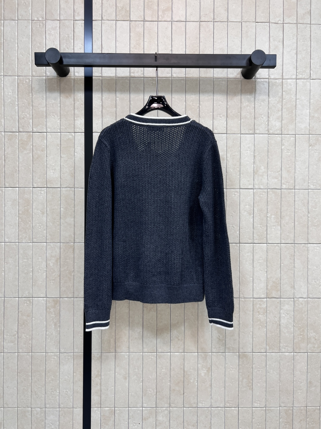 MIu家 25早秋新款 V领针织开衫 撞色条纹包边设计 甜美俏皮又时髦 胸口字母logo提花口袋点缀 经