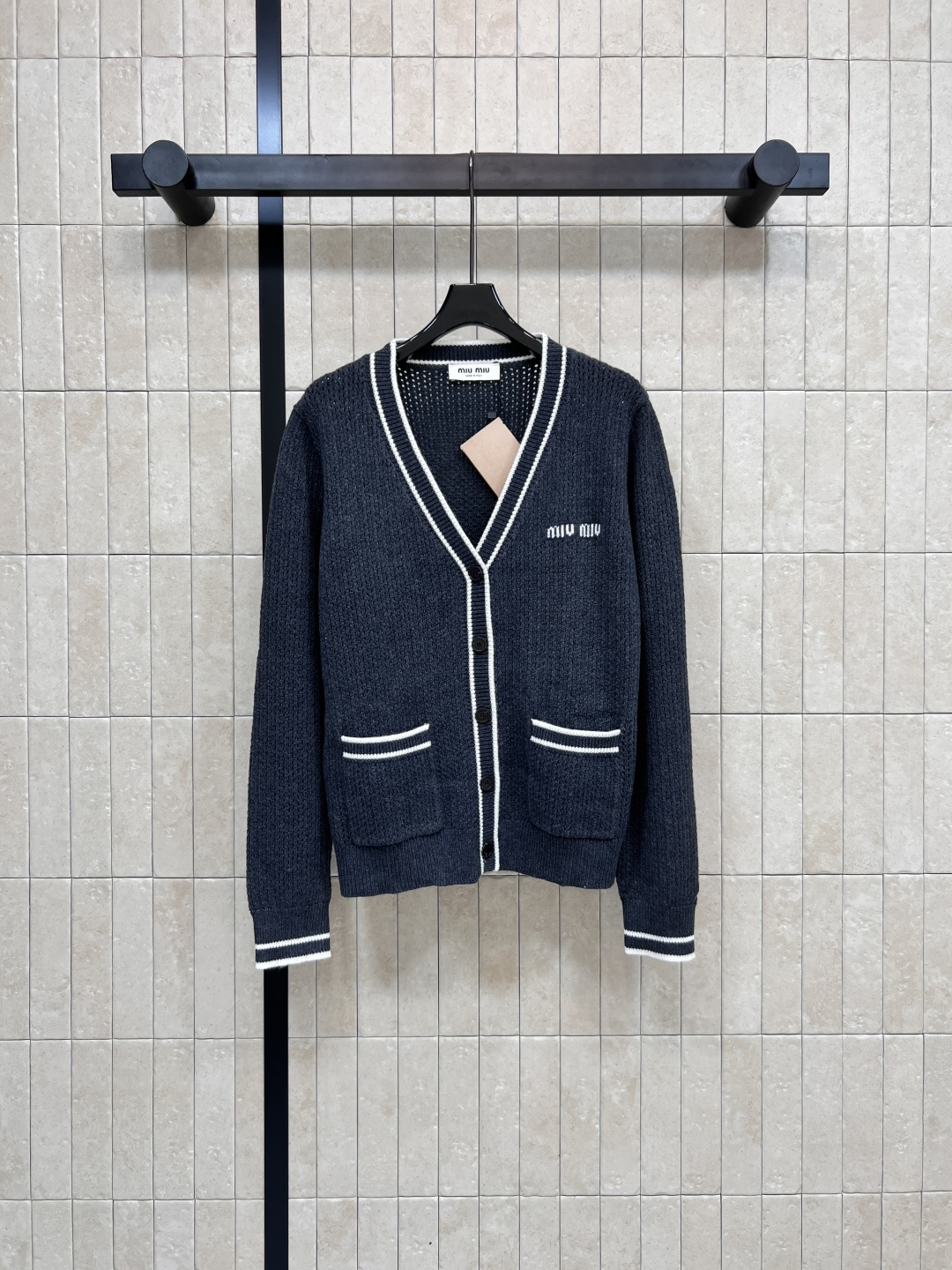 NO:485668,MIu Home 25 early autumn new V-neck knitted cardigan contrasting striped edge design sweet and playful and fashionable chest letter logo jacquard pocket embellishment classic loose design makes it more refined. The upper body easily grasps the noble and high-end feminine charm. One color three-code Size/S-M-L,,miumiu,alexander wang19860909MIu家 25早秋新款 V领针织开衫 撞色条纹包边设计 甜美俏皮又时髦 胸口字母logo提花口袋点缀 经典宽松的设计更显精致 上身轻松拿捏贵气高级的女性魅力 一色三码Size/S-M-L,,miumiu,alexander wang,Women's clothing