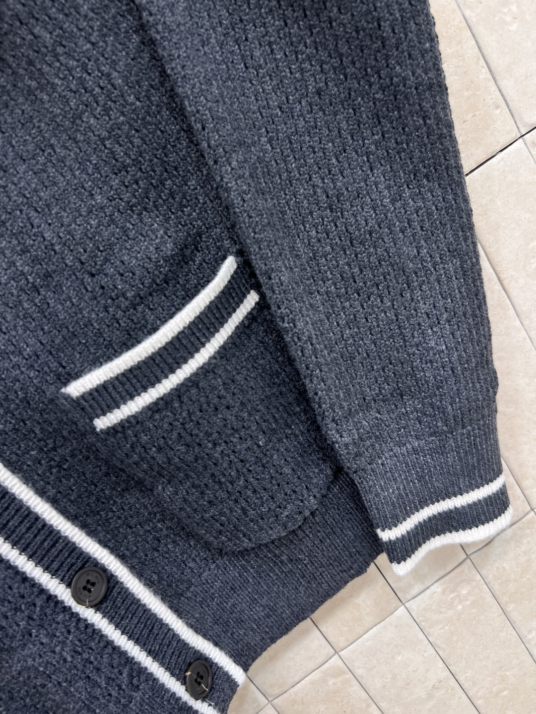 MIu家 25早秋新款 V领针织开衫 撞色条纹包边设计 甜美俏皮又时髦 胸口字母logo提花口袋点缀 经