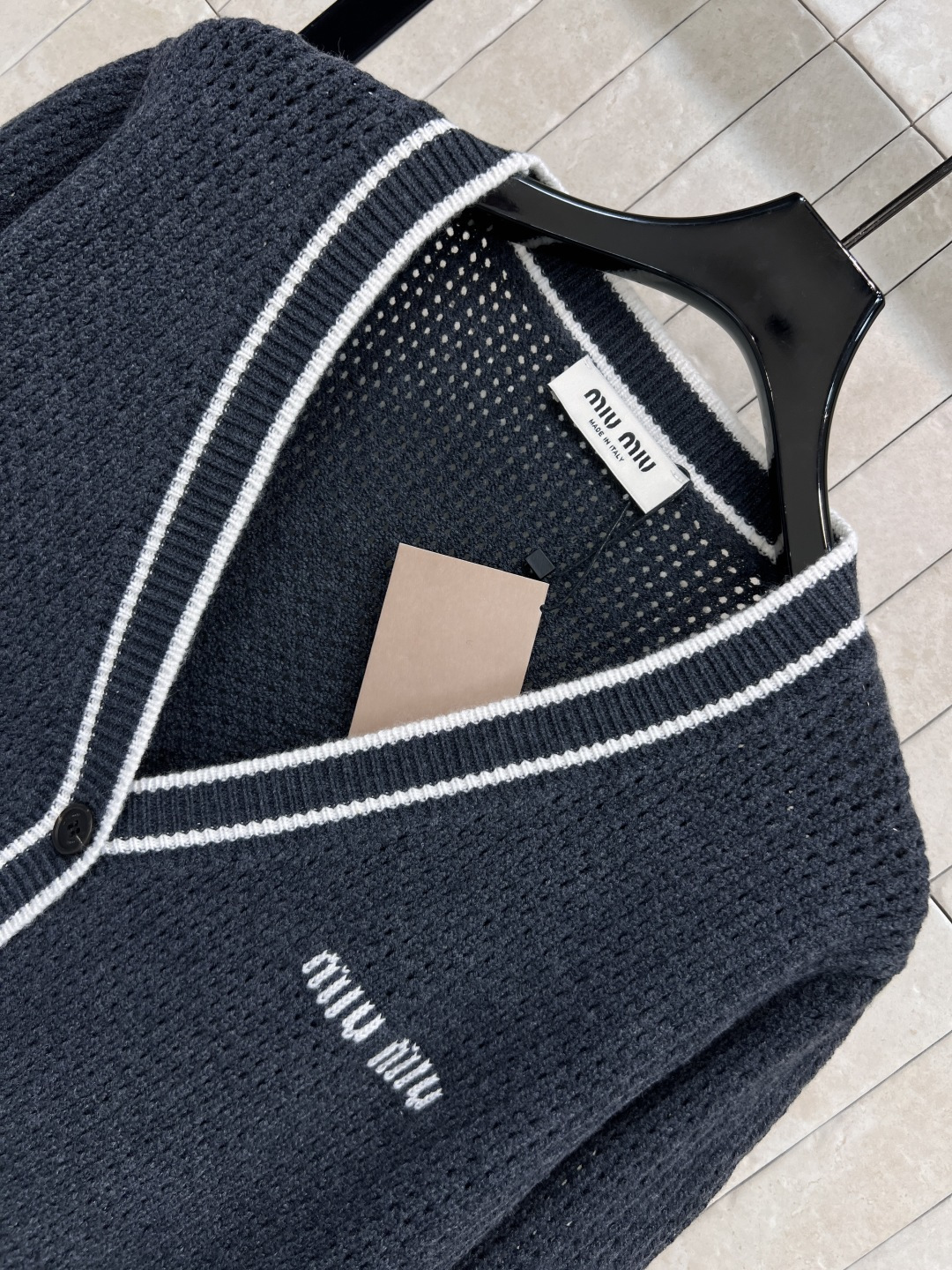 MIu家 25早秋新款 V领针织开衫 撞色条纹包边设计 甜美俏皮又时髦 胸口字母logo提花口袋点缀 经