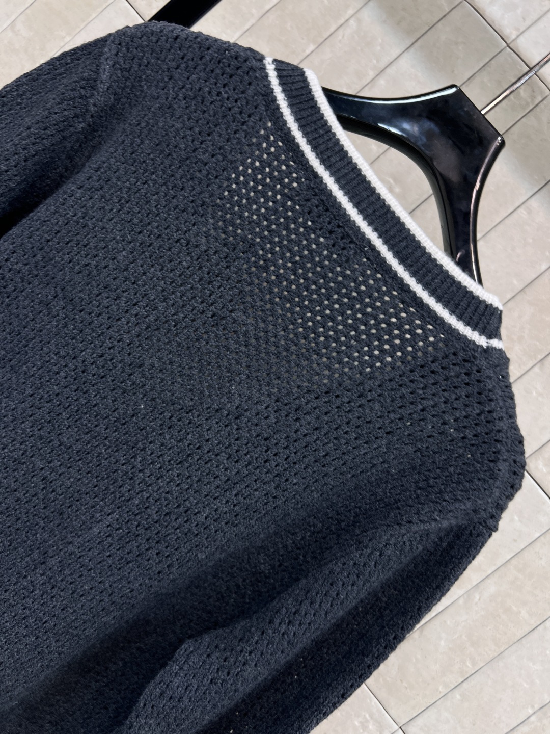 MIu家 25早秋新款 V领针织开衫 撞色条纹包边设计 甜美俏皮又时髦 胸口字母logo提花口袋点缀 经