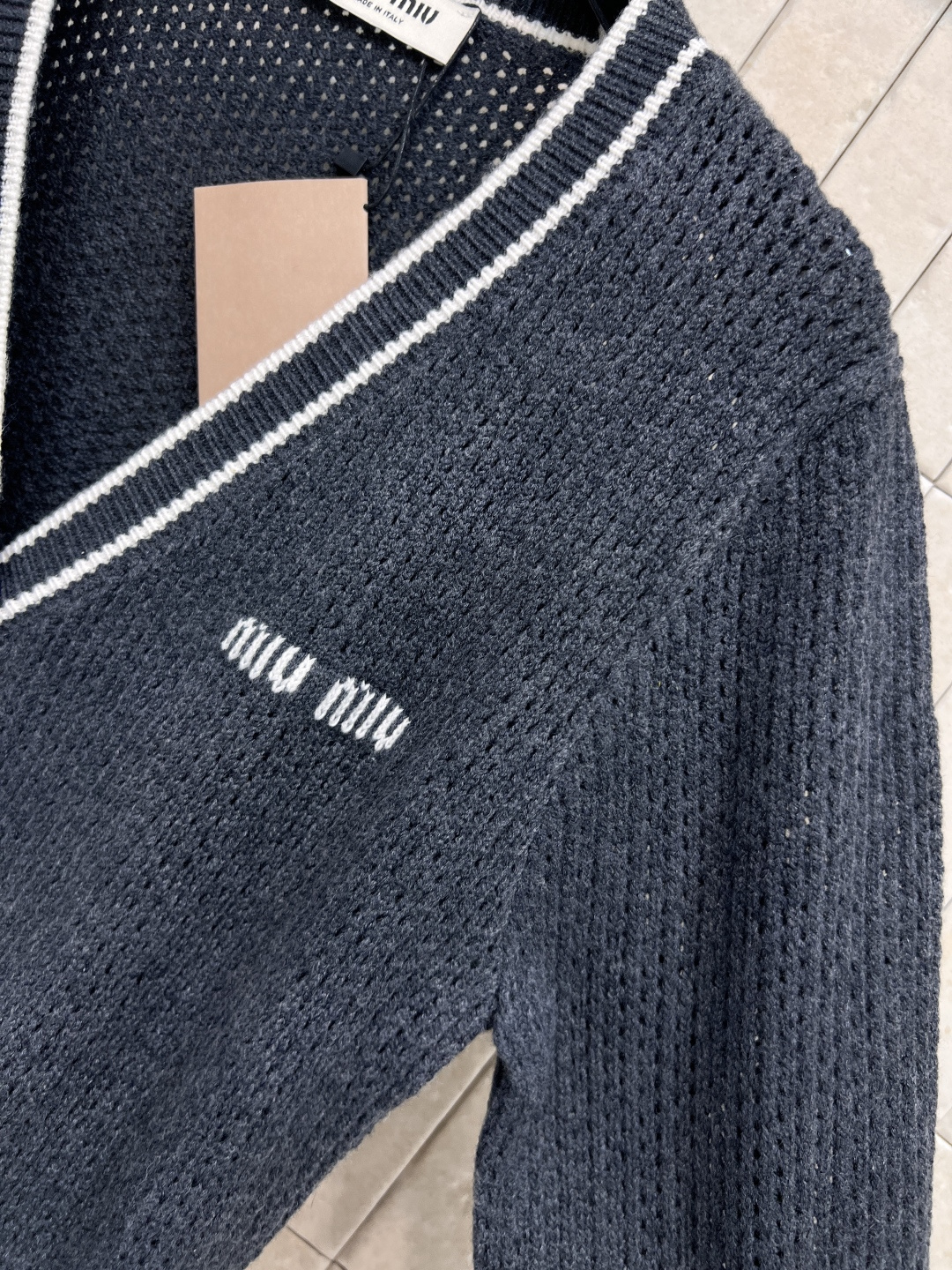 MIu家 25早秋新款 V领针织开衫 撞色条纹包边设计 甜美俏皮又时髦 胸口字母logo提花口袋点缀 经