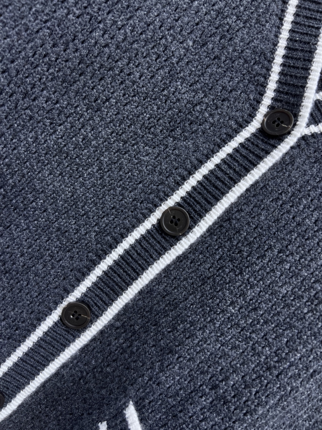 MIu家 25早秋新款 V领针织开衫 撞色条纹包边设计 甜美俏皮又时髦 胸口字母logo提花口袋点缀 经