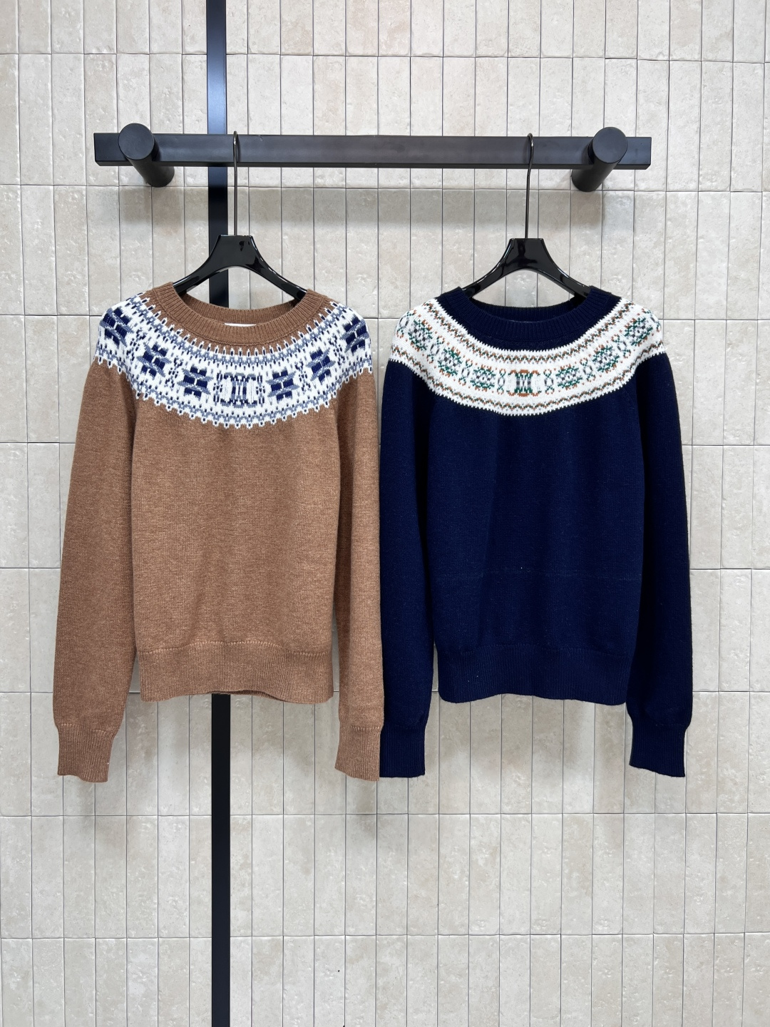 NO:485677,CE Home 25 early autumn new Arc de Triomphe pattern jacquard knitted series round-neck pullover sweater + round-neck cardigan with a celebrity temperament. The upper body is really beautiful. It looks white and high-end. Blue and white porcelain Arc de Triomphe jacquard pattern is low-key and luxurious. Classic style and versatile temperament. Two colors and three codes. Size/36-38-40,,sweaters,alexander wang19860909CE家 25早秋新款 凯旋门花纹提花针织系列 圆领套头毛衣+ 圆领开衫 自带名媛范气质 上身真的太美了 显白又高级 青花瓷色凯旋门提花图案低调奢华 经典的版型百搭气质 两色三码 Size/36-38-40,,sweaters,alexander wang,Women's clothing