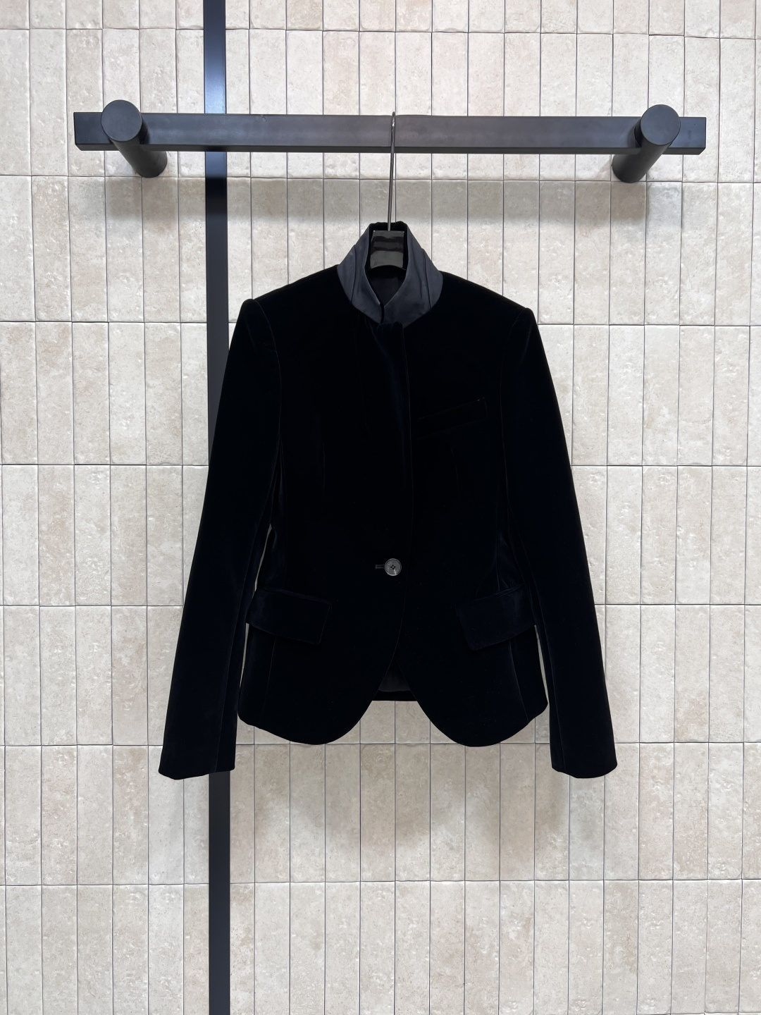 NO:485674,D Home 25 early autumn new style stand collar velvet suit jacket velvet has a glossy feel. The fabric is super high-end. One letter, the embellishment of logo buckle makes the overall trendier. The slim and short suit style is perfect for the exterior. It is not inferior to the important occasions when paired with a skirt. Easily grab the eye. Four sizes in one color. Size/S-M-L-XL,,dior, skirts, jackets & coats,business suit,alexander wang19860909D家 25早秋新款 立领丝绒西装外套 丝绒自带光泽感 面料超级显高级 一粒字母 logo扣的点缀 使整体更加时髦 修身短款西装版型做外搭 简直绝了 搭配半身裙上身重要场合也毫不逊色 轻松抓住眼球 一色四码 Size/S-M-L-XL,,dior,skirts,jackets & coats,business suit,alexander wang,Women's clothing