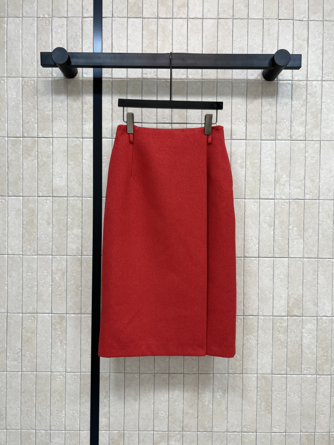 NO:485687,D Home 25 early autumn new style woolen skirt, high-waist straight-tube skirt design skirt, upper body instantly pulls long legs, transforms into a fashionable long legs, romantic micro-butt skirt, interprets an elegant little woman, the big red skirt with high waistline is simply amazing, with an elegant, fashionable and quiet atmosphere, full of exquisite and capable feminine beauty, OK for important occasions and commuting, one color three codes SML,,dior, skirts,alexander wang19860909D家 25早秋新款 毛呢搭片半身裙 高腰直筒搭片设计裙摆 上身秒拉大长腿 变身气质时髦长腿精 浪漫的微包臀半身裙 诠释优雅小女人 高腰线的大红色半身裙简直绝了 自带优雅时髦沉静的氛围感 充满精致干练的女性美 无论是重要场合还是通勤都OK 一色三码 SML,,dior,skirts,alexander wang,Women's clothing