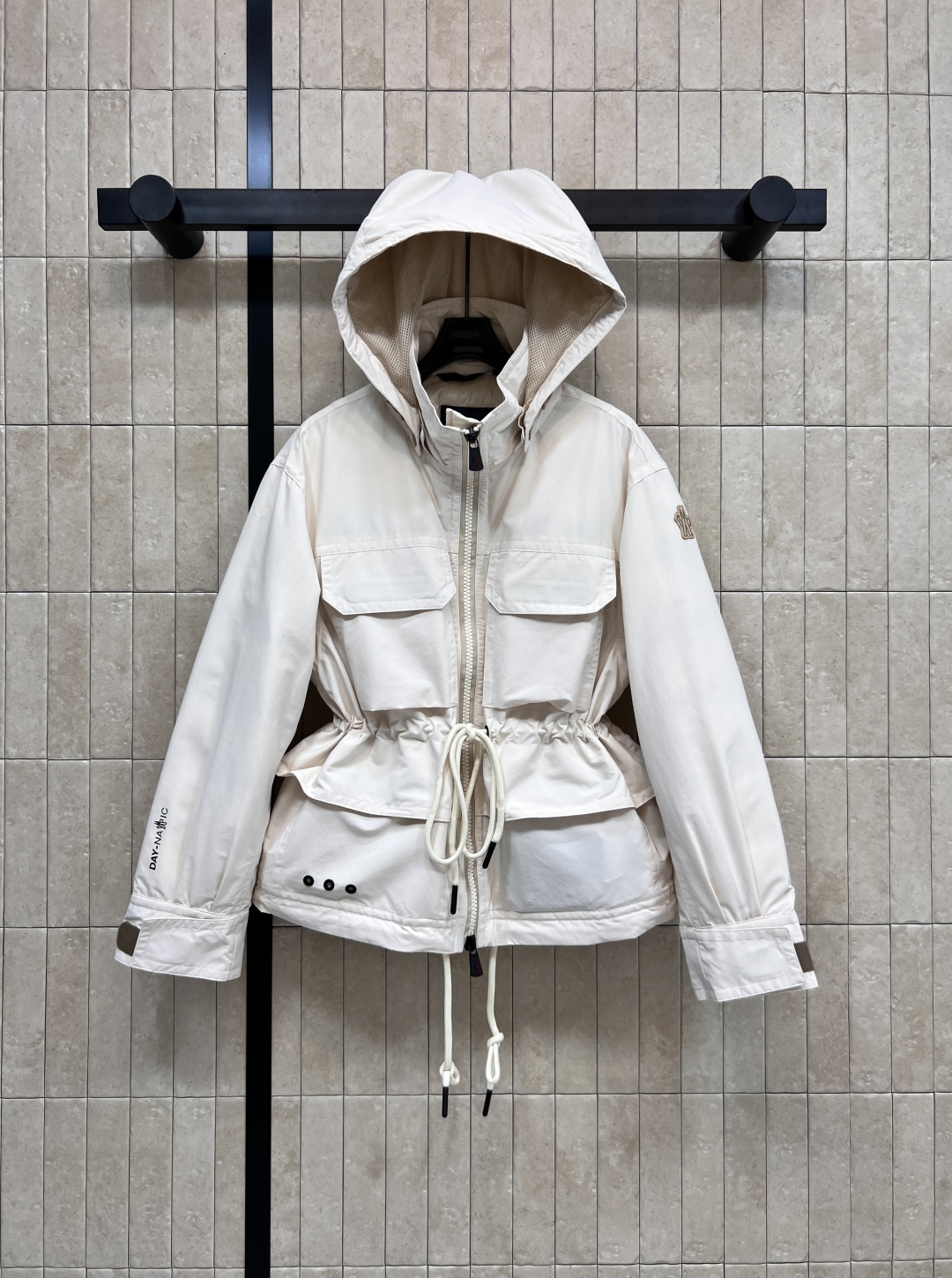M家 25早秋新款 连帽立领收腰羽绒服 可拆卸连帽立领设计 拉链开合门襟胶牌logo点缀 彰显品牌魅力 
