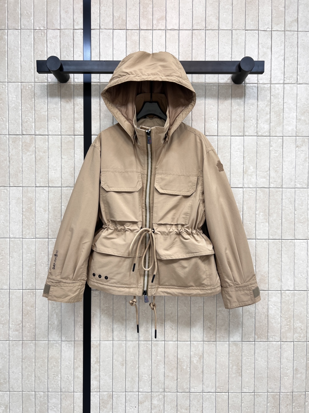 M家 25早秋新款 连帽立领收腰羽绒服 可拆卸连帽立领设计 拉链开合门襟胶牌logo点缀 彰显品牌魅力 
