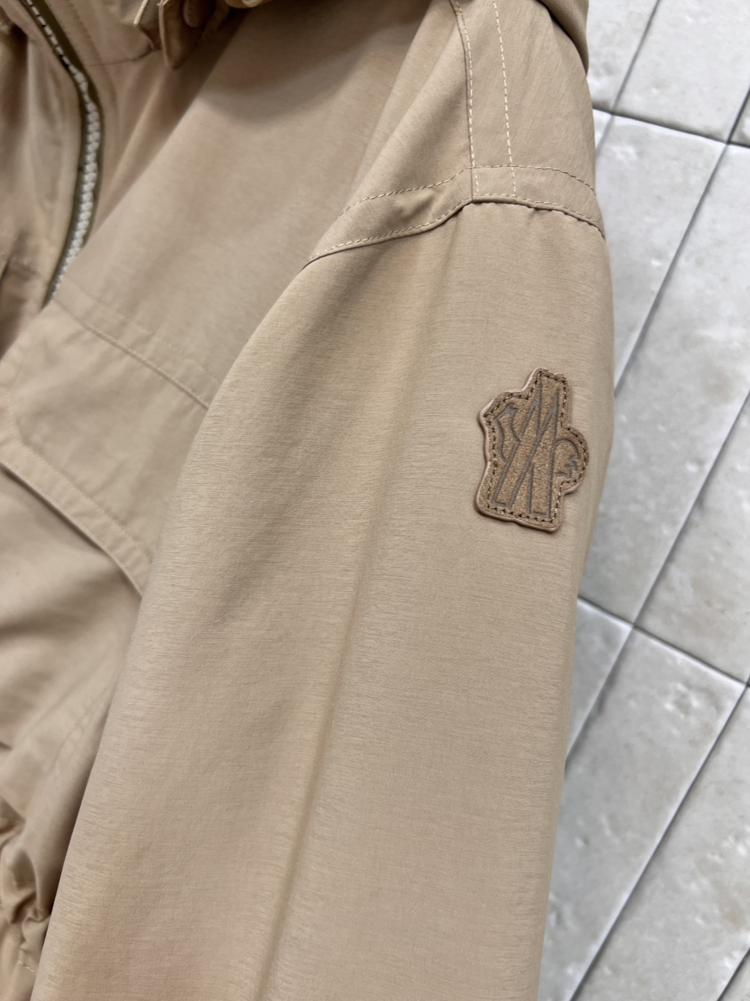 M家 25早秋新款 连帽立领收腰羽绒服 可拆卸连帽立领设计 拉链开合门襟胶牌logo点缀 彰显品牌魅力 