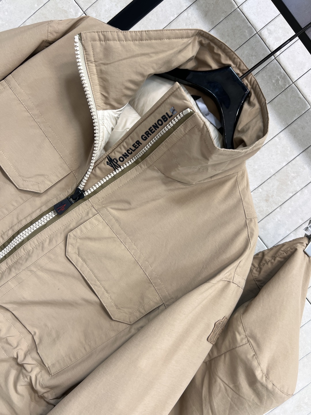 M家 25早秋新款 连帽立领收腰羽绒服 可拆卸连帽立领设计 拉链开合门襟胶牌logo点缀 彰显品牌魅力 