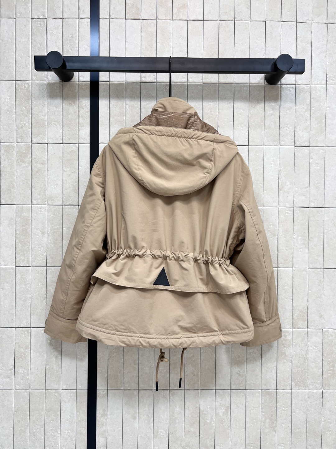 M家 25早秋新款 连帽立领收腰羽绒服 可拆卸连帽立领设计 拉链开合门襟胶牌logo点缀 彰显品牌魅力 
