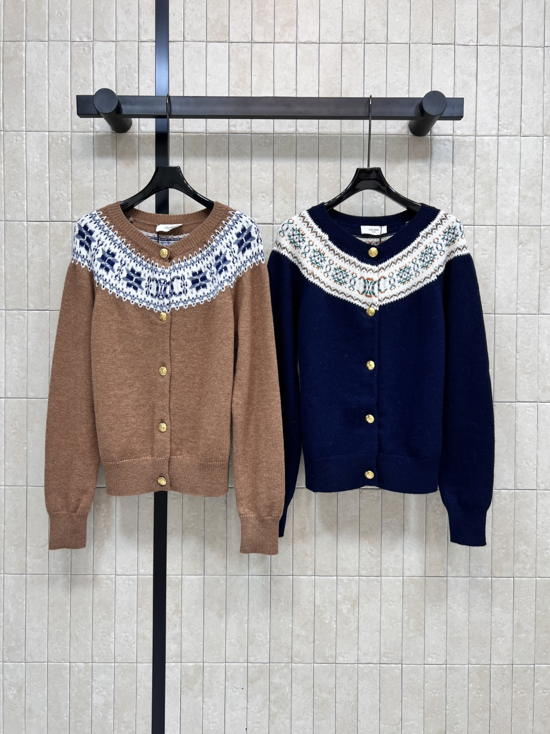 NO:485689,CE Home 25 early autumn new Arc de Triomphe pattern jacquard knitted series round-neck pullover sweater + round-neck cardigan with a celebrity temperament. The upper body is really beautiful. It looks white and high-end. Blue and white porcelain Arc de Triomphe jacquard pattern is low-key and luxurious. Classic style and versatile temperament. Two colors and three codes. Size/36-38-40,,sweaters,alexander wang19860909CE家 25早秋新款 凯旋门花纹提花针织系列 圆领套头毛衣+ 圆领开衫 自带名媛范气质 上身真的太美了 显白又高级 青花瓷色凯旋门提花图案低调奢华 经典的版型百搭气质 两色三码 Size/36-38-40,,sweaters,alexander wang,Women's clothing