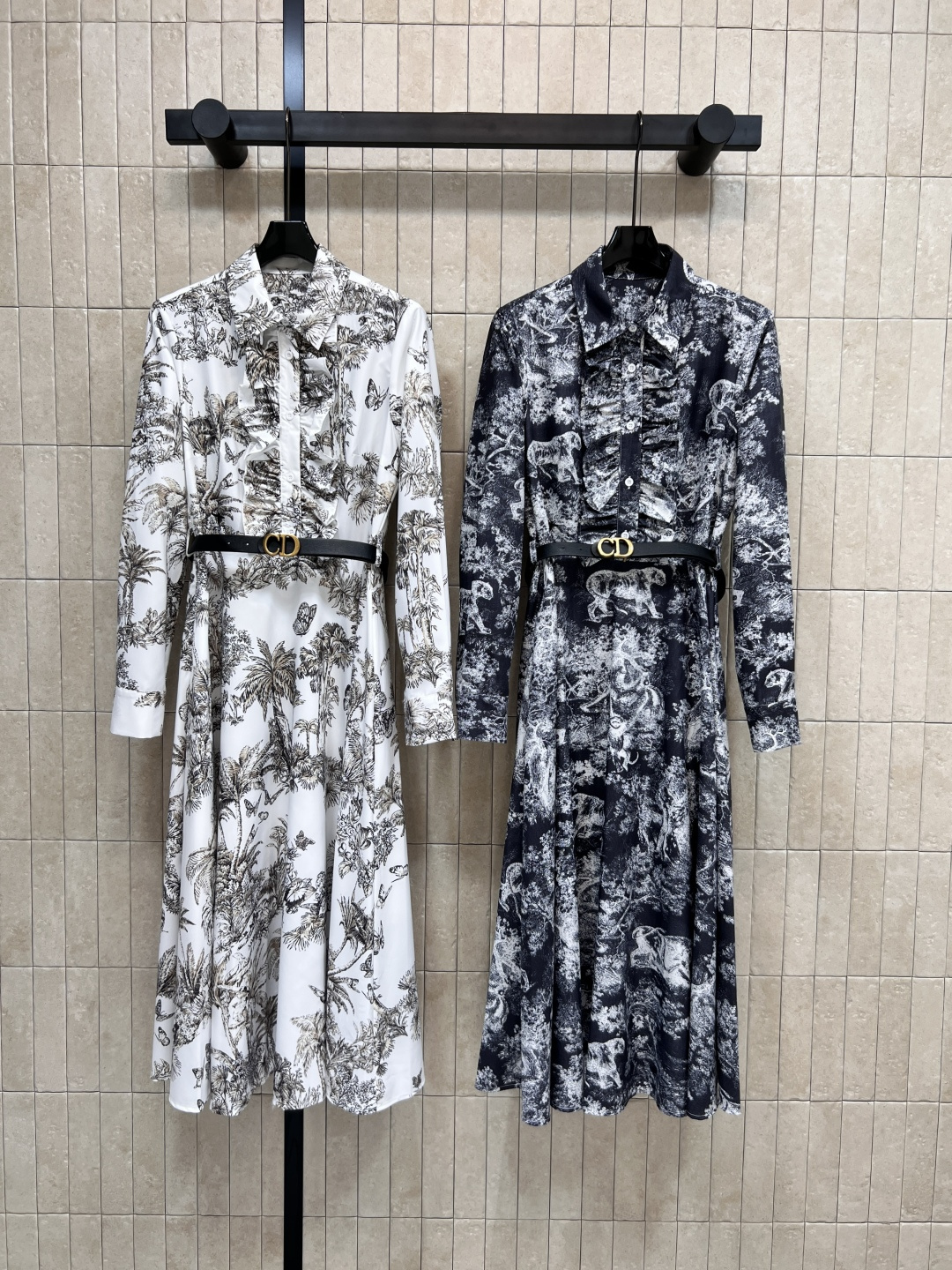 NO:485705,D Home 25 early autumn new style coconut tree printed lapel long dress classic retro coconut tree print interprets retro sentiment The upper body is so loving that it comes with three-dimensional picture The upper body is super slim, matched with metal CD logo leather belt waist-hugging perfectly divides the body proportions Visual long legs Cold tone white and elegant, easily creates a fashionable style Comfortable and easy to wear, has an elegant temperament, age-reducing and fashionable Two-color Three-code Size/S-M-L,,dior, skirts, alexander wang19860909D家 25早秋新款 椰树印花翻领长款连衣裙 经典的复古椰树印花 演绎复古情怀 上身太爱了自带立体感画面 版型设计上身超级显瘦 搭配金属CD logo皮腰带收腰完美分割身材比例 视觉大长腿 色调清冷显白有气质 轻松打造时髦范 舒适又好穿 有一种典雅的气质 减龄又时髦两色三码Size/S-M-L,,dior,skirts,alexander wang,Women's clothing