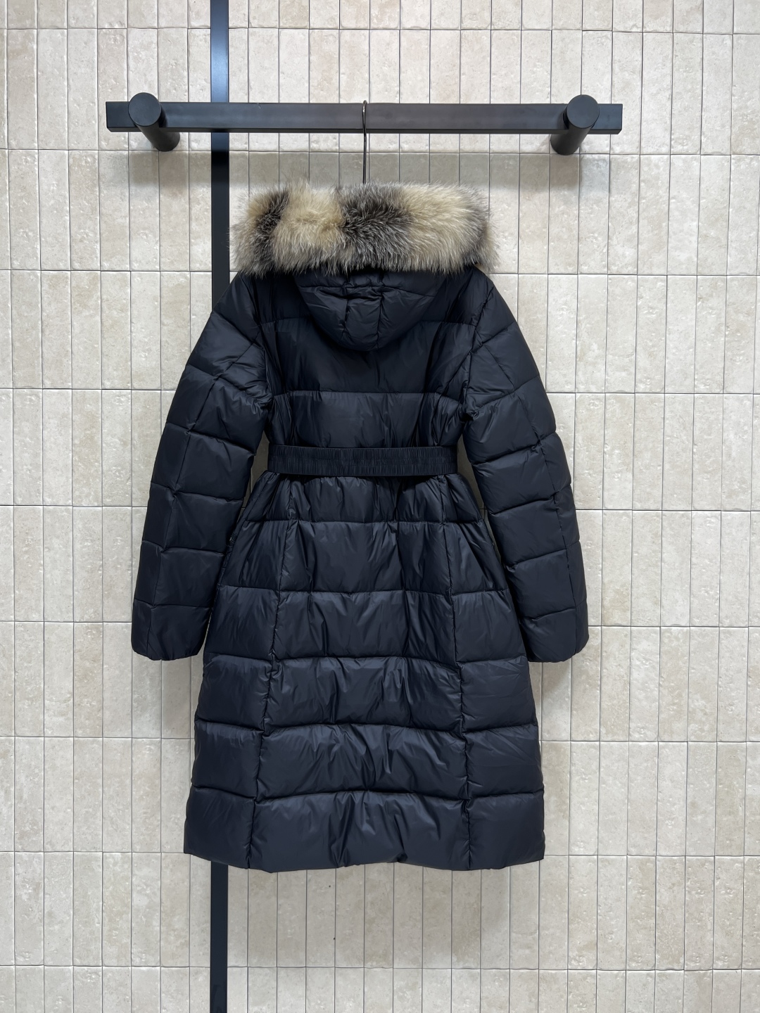 Moncle*25秋冬新款 大毛领中长款连帽羽绒服 羽绒服中的经典爆款 冬季必备 定制的可拆卸大毛领 连