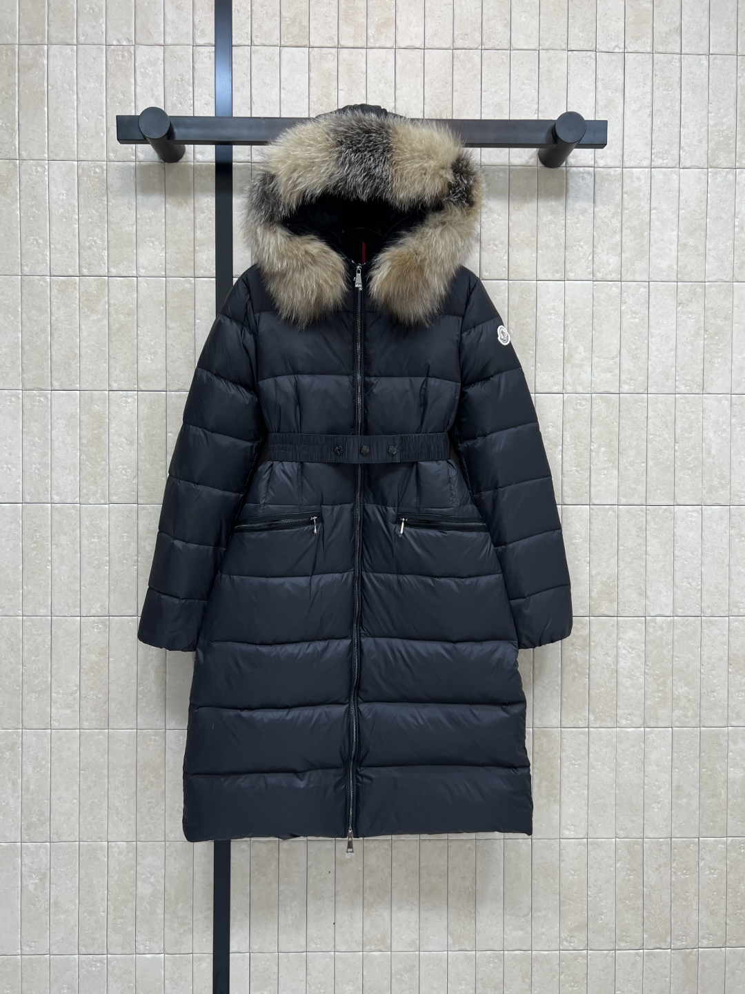 Moncle*25秋冬新款 大毛领中长款连帽羽绒服 羽绒服中的经典爆款 冬季必备 定制的可拆卸大毛领 连
