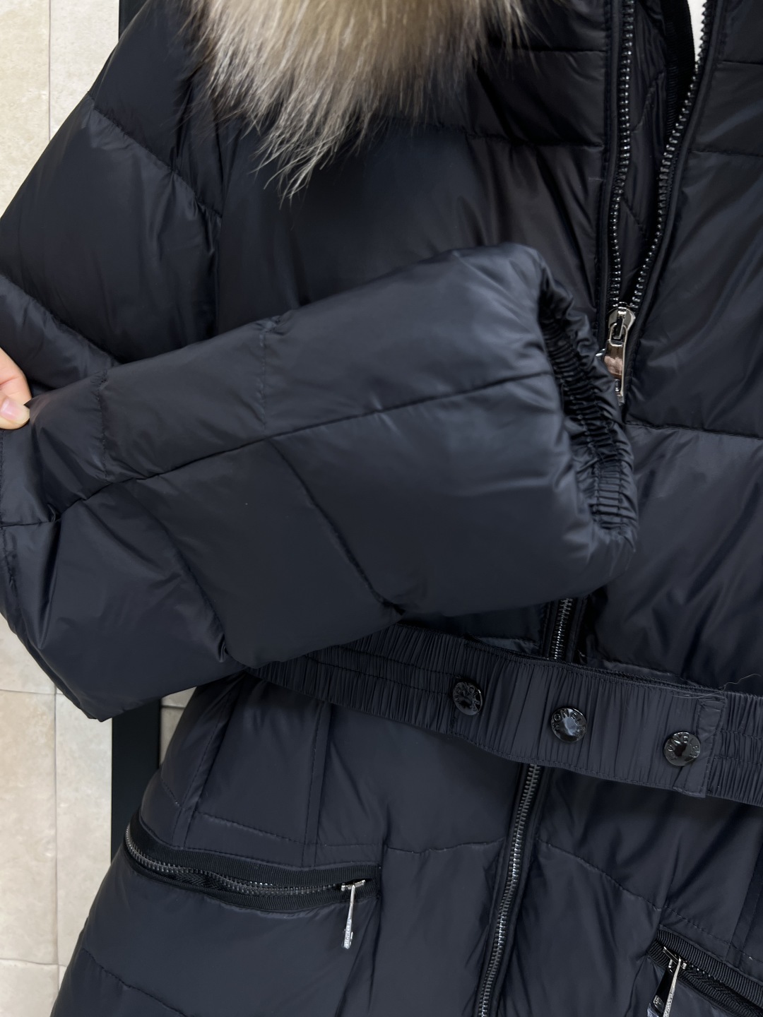 Moncle*25秋冬新款 大毛领中长款连帽羽绒服 羽绒服中的经典爆款 冬季必备 定制的可拆卸大毛领 连