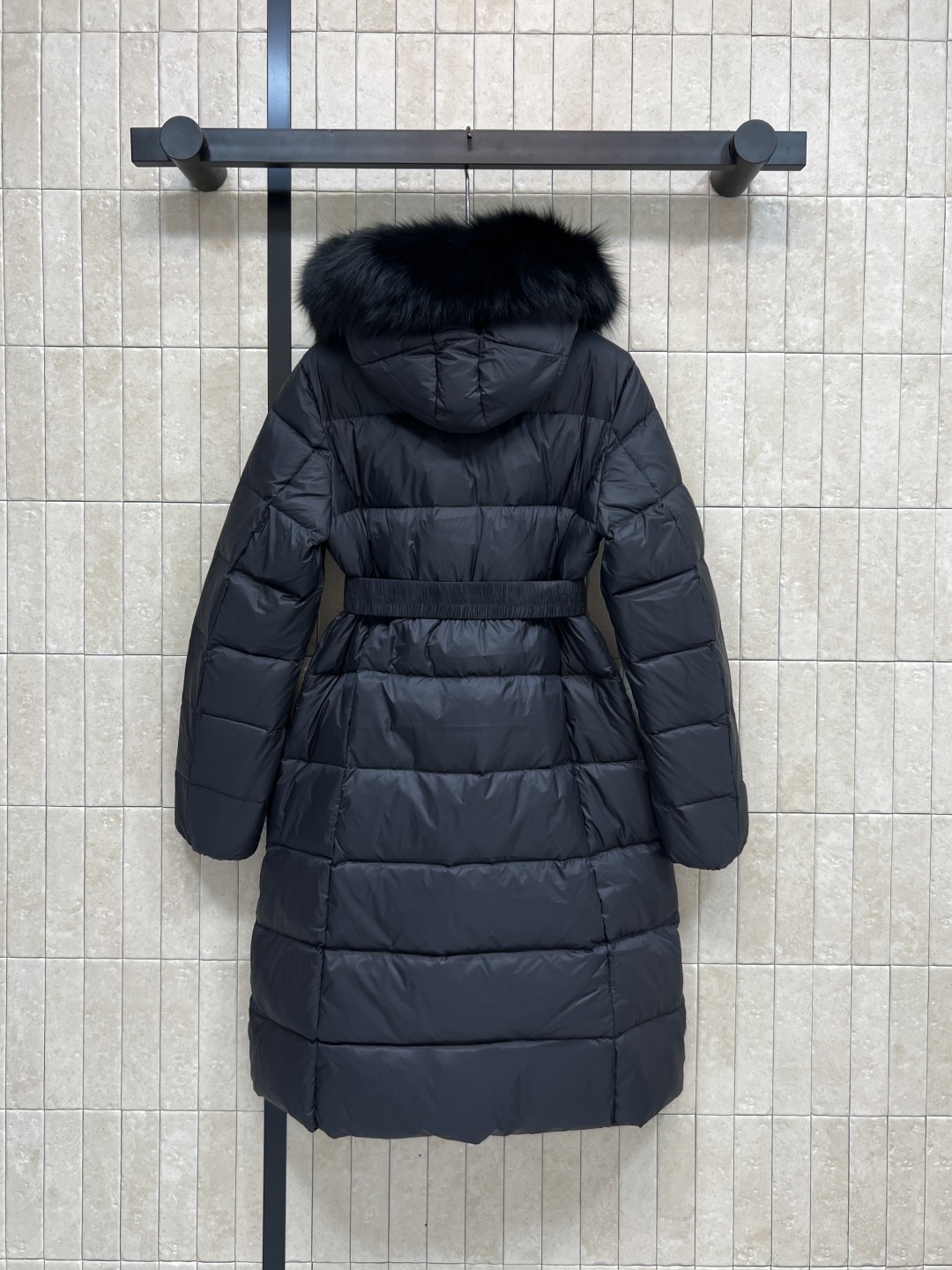Moncle*25秋冬新款 大毛领中长款连帽羽绒服 羽绒服中的经典爆款 冬季必备 定制的可拆卸大毛领 连