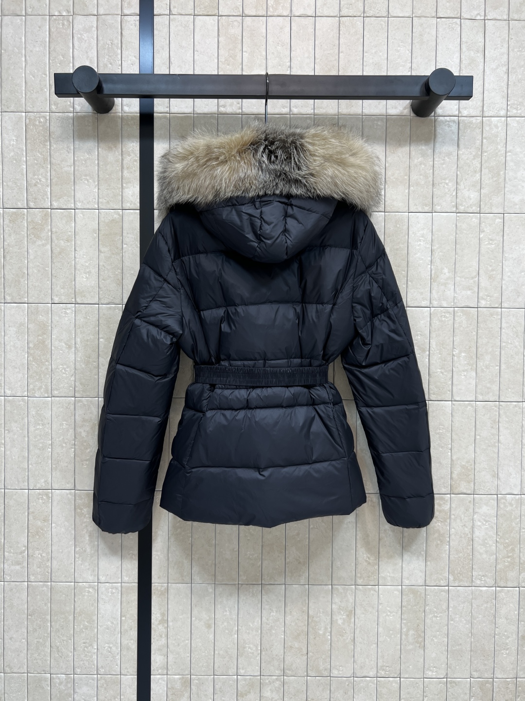 Moncle*25秋冬新款 大毛领中短款连帽羽绒服 羽绒服中的经典爆款 冬季必备 定制的可拆卸大毛领 连