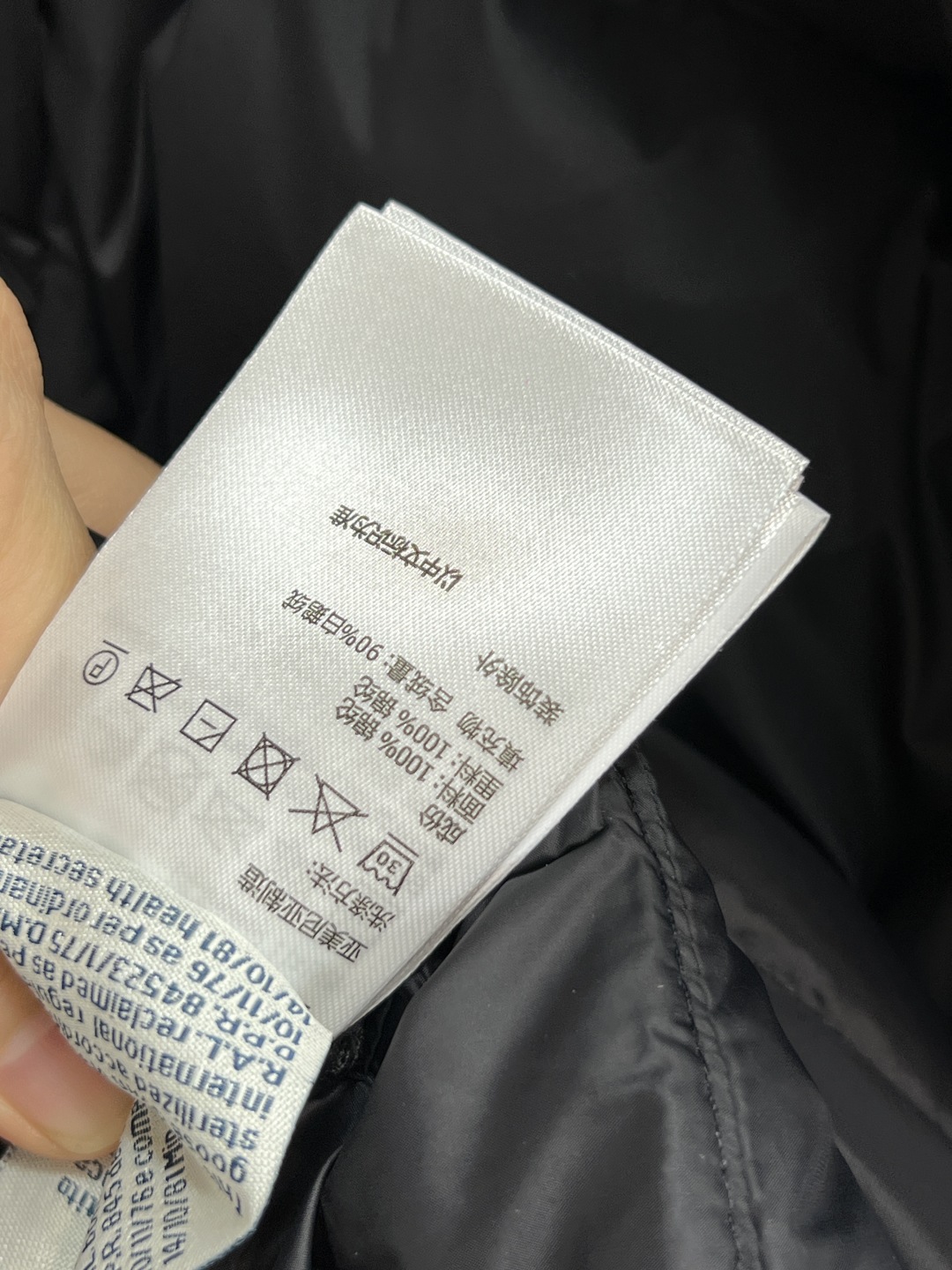 Moncle*25秋冬新款 大毛领中短款连帽羽绒服 羽绒服中的经典爆款 冬季必备 定制的可拆卸大毛领 连