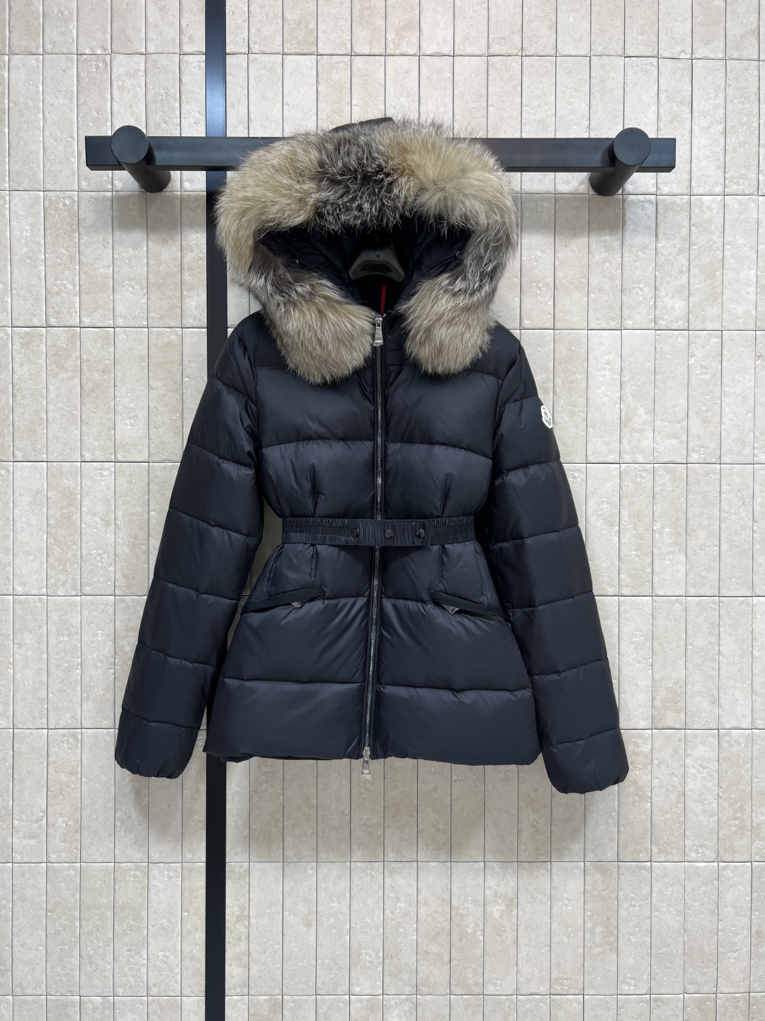 Moncle*25秋冬新款 大毛领中短款连帽羽绒服 羽绒服中的经典爆款 冬季必备 定制的可拆卸大毛领 连