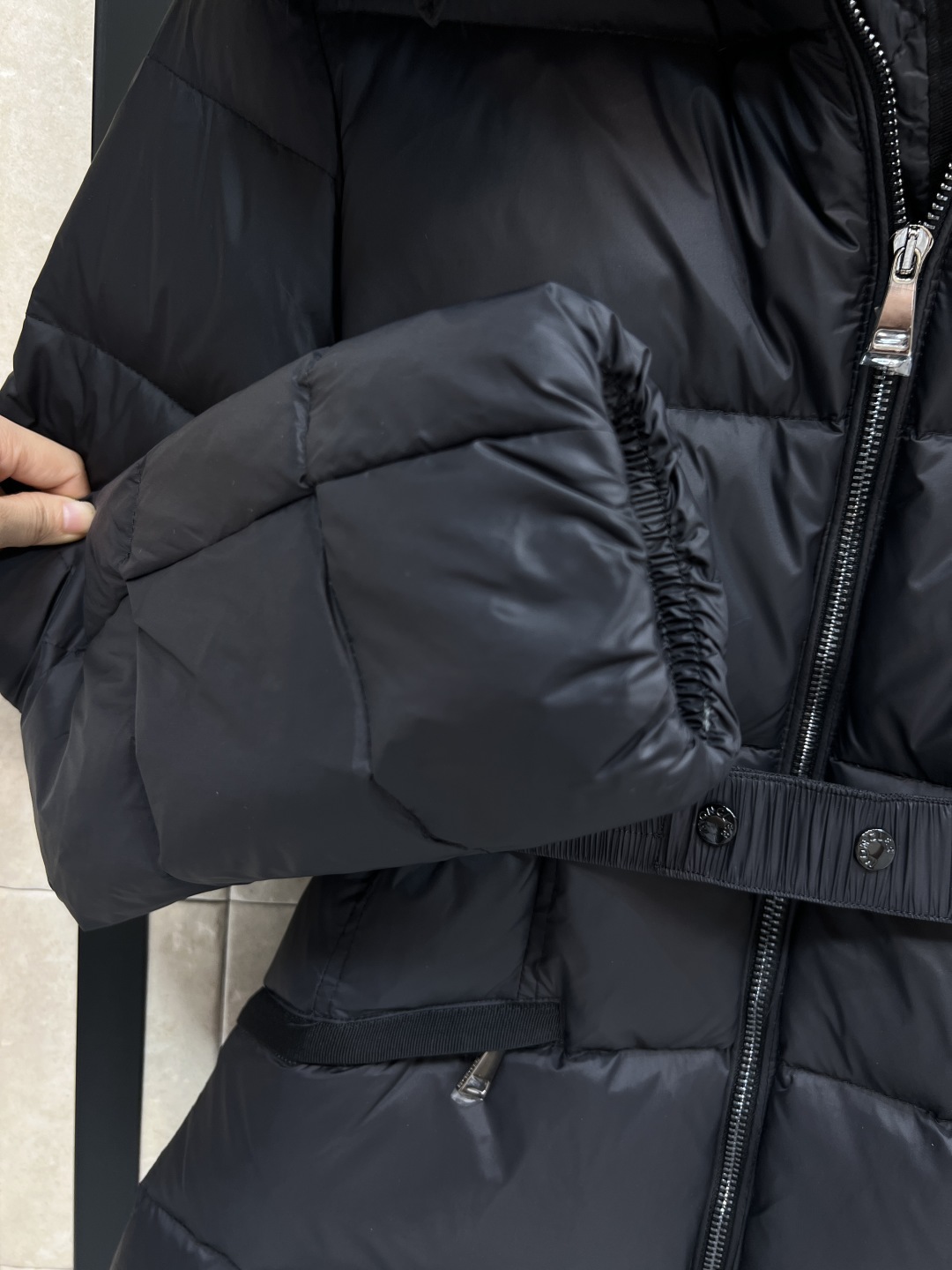 Moncle*25秋冬新款 大毛领中短款连帽羽绒服 羽绒服中的经典爆款 冬季必备 定制的可拆卸大毛领 连