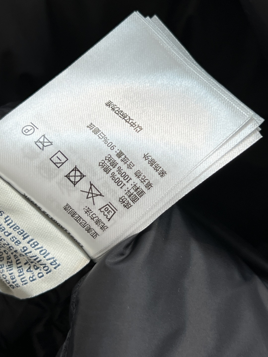 Moncle*25秋冬新款 大毛领中短款连帽羽绒服 羽绒服中的经典爆款 冬季必备 定制的可拆卸大毛领 连