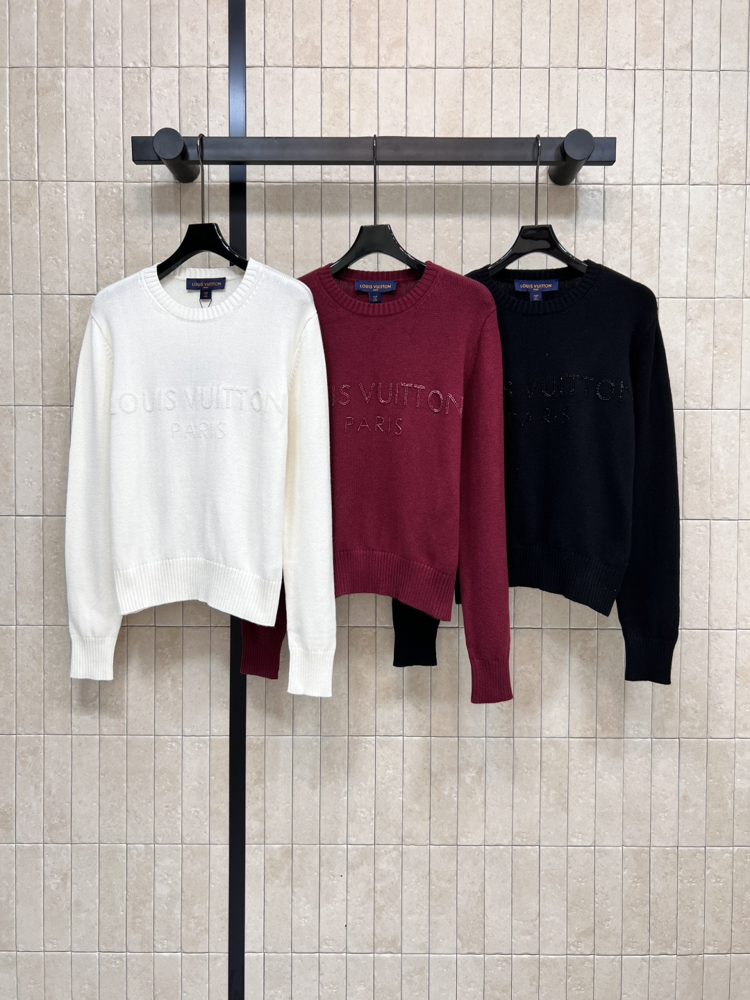 NO:485782,L Home 25 early autumn new style bead flower log round neck knitted long-sleeved sweater on chest bead flower design brand letter iconic logo pattern cashmere yarn fabric soft and glutinous upper body super comfortable and simple slim fit style upper body stands out to show a good figure. The elastic fabric is very inclusive to the figure. Casual base recommendation. Three colors and three codes Size/S-M-L,,louis vuitton,sweaters,alexander wang19860909L家 25早秋新款 珠花log 圆领针织长袖毛衣 胸前珠花设计品牌字母标志性Logo图案 山羊绒纱线面料 软软糯糯的上身超级舒适简约修身版型上身立显好身材 面料有弹性对身材的包容性很好 休闲打底推荐 三色三码Size/S-M-L,,louis vuitton,sweaters,alexander wang,Women's clothing