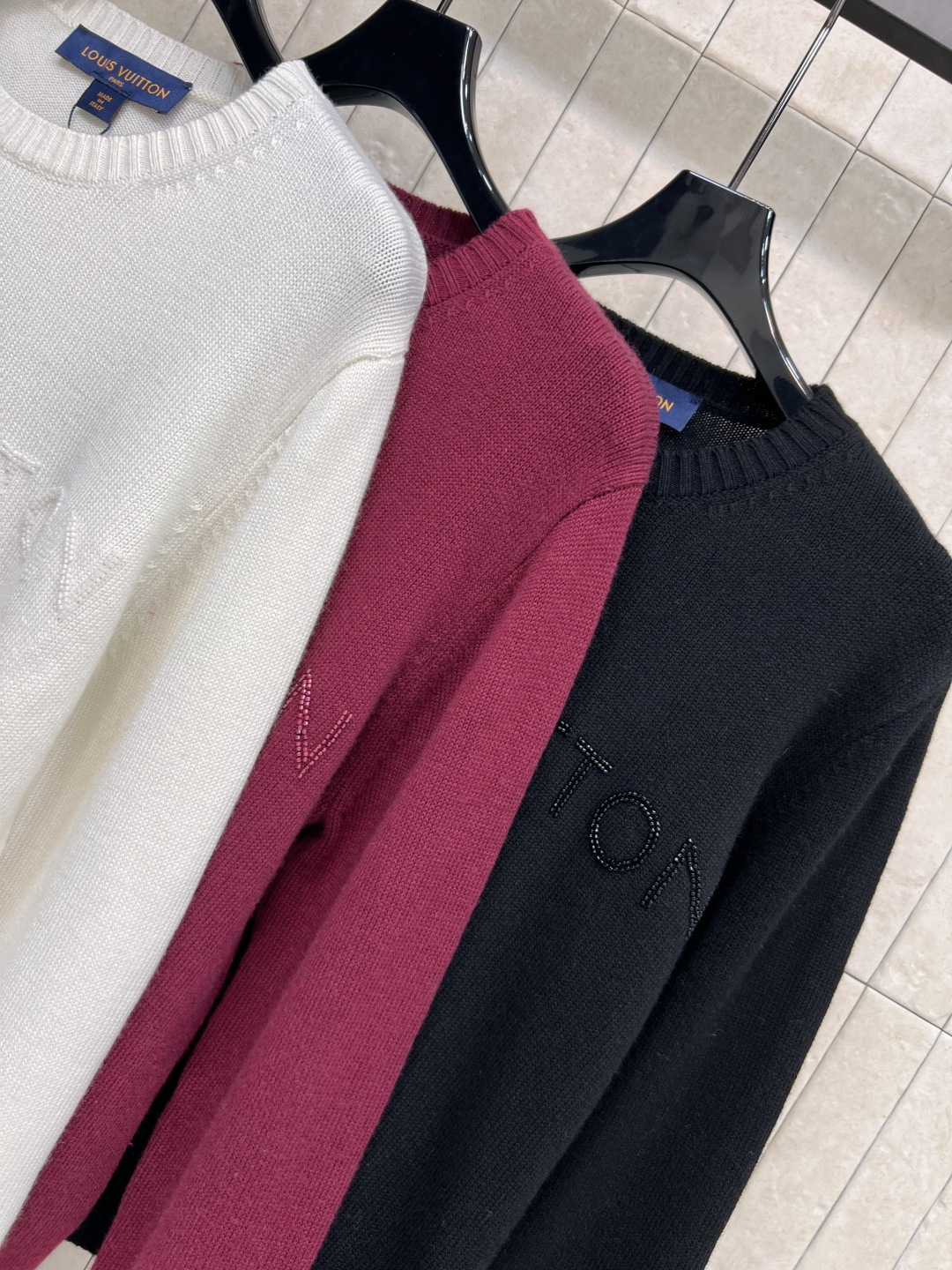 L家 25早秋新款 珠花log 圆领针织长袖毛衣 胸前珠花设计品牌字母标志性Logo图案 山羊绒纱线面料