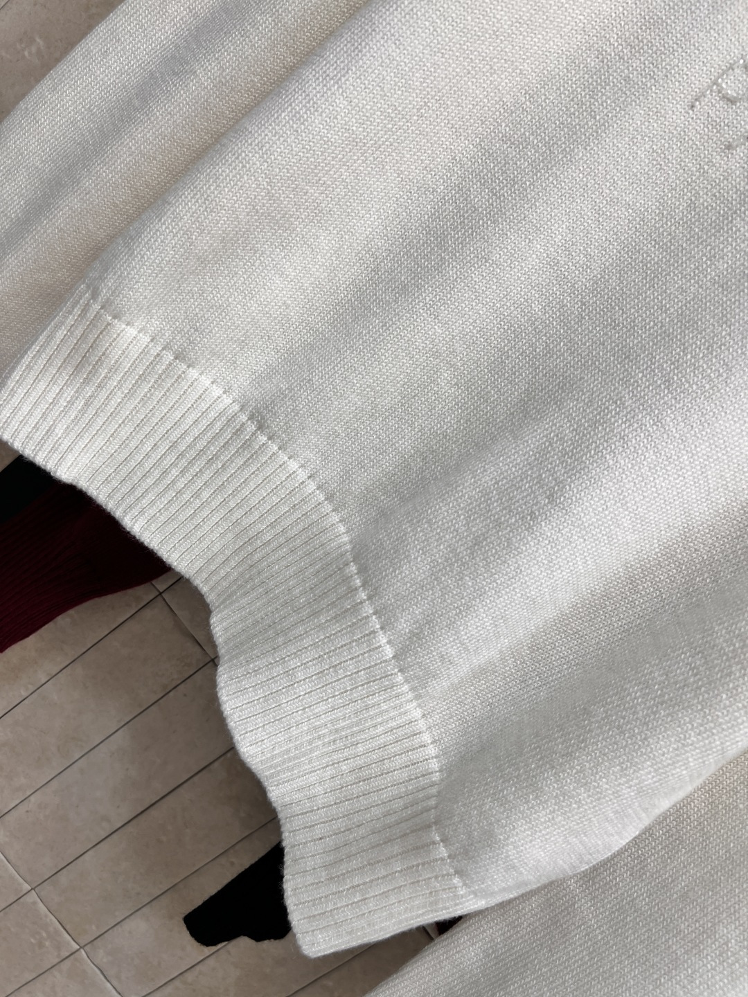 L家 25早秋新款 珠花log 圆领针织长袖毛衣 胸前珠花设计品牌字母标志性Logo图案 山羊绒纱线面料