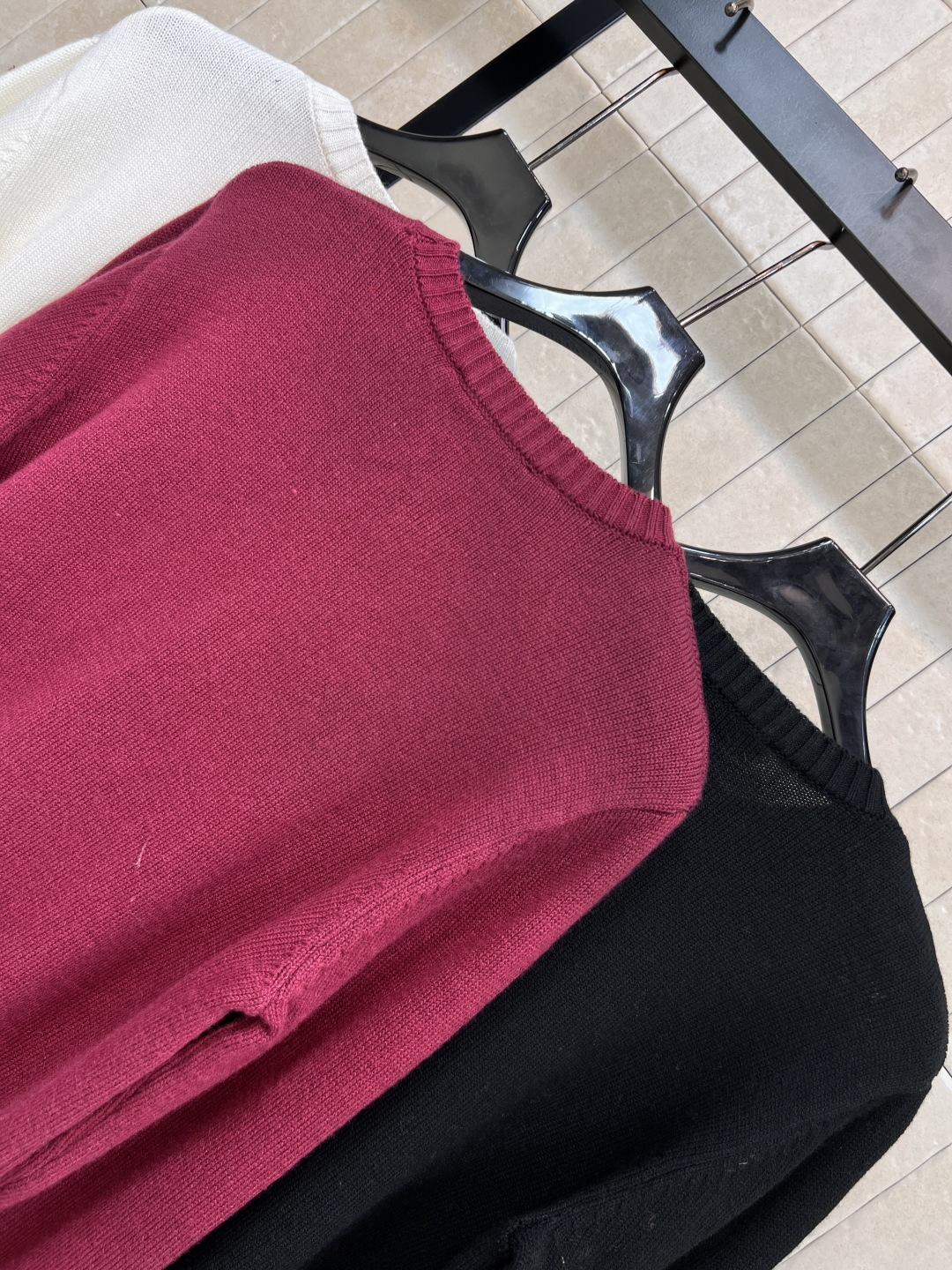 L家 25早秋新款 珠花log 圆领针织长袖毛衣 胸前珠花设计品牌字母标志性Logo图案 山羊绒纱线面料