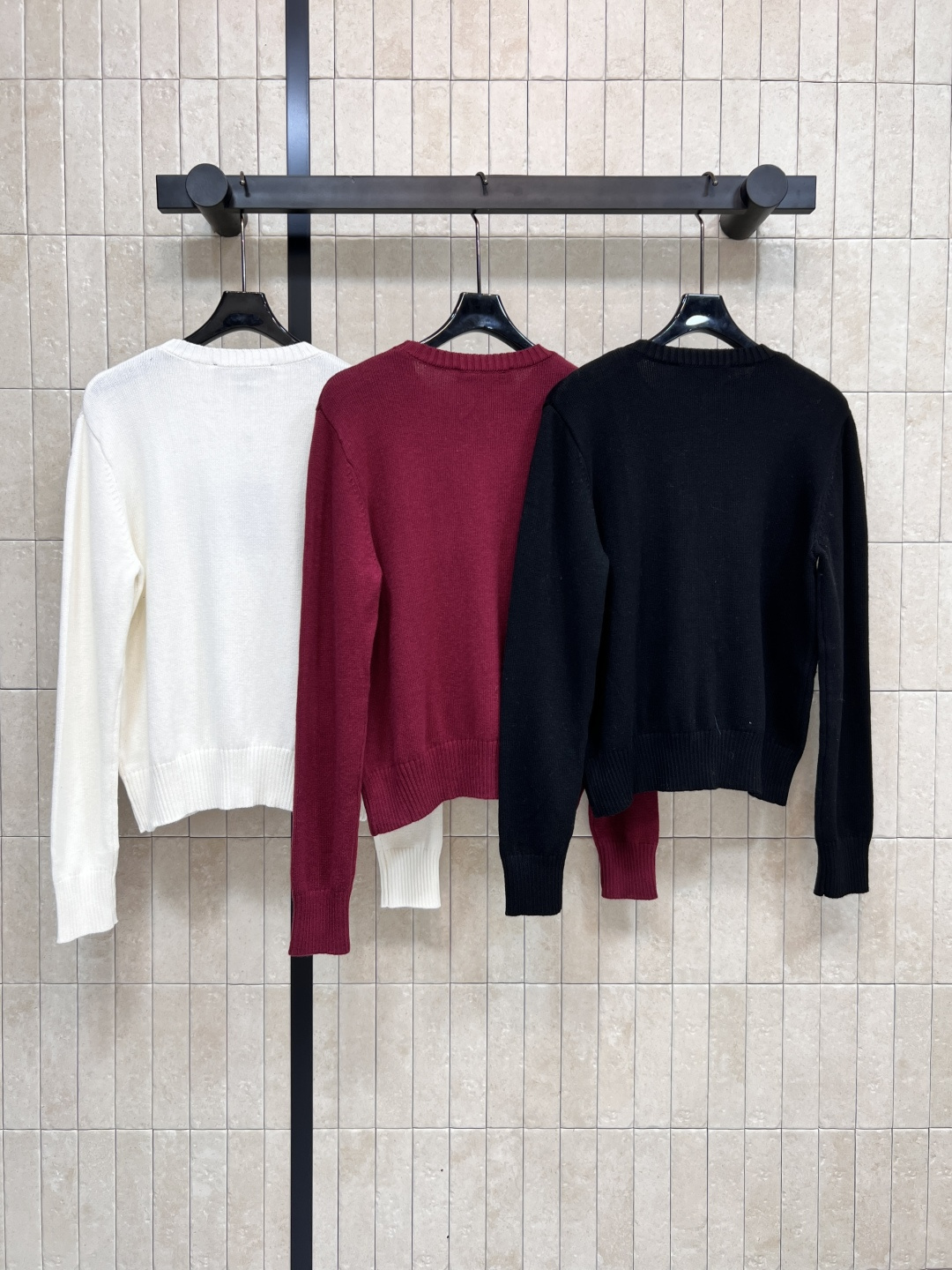 L家 25早秋新款 珠花log 圆领针织长袖毛衣 胸前珠花设计品牌字母标志性Logo图案 山羊绒纱线面料