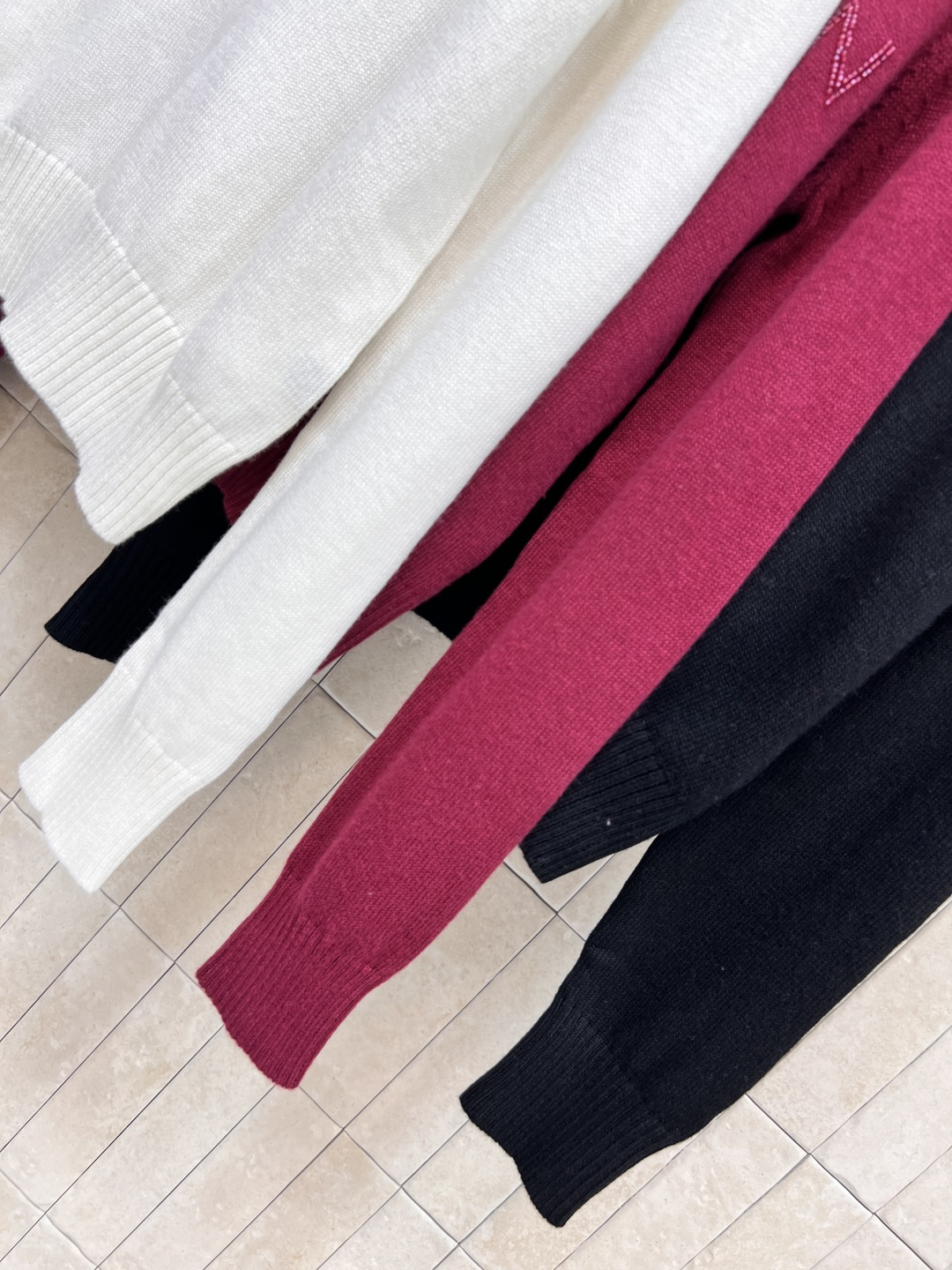 L家 25早秋新款 珠花log 圆领针织长袖毛衣 胸前珠花设计品牌字母标志性Logo图案 山羊绒纱线面料