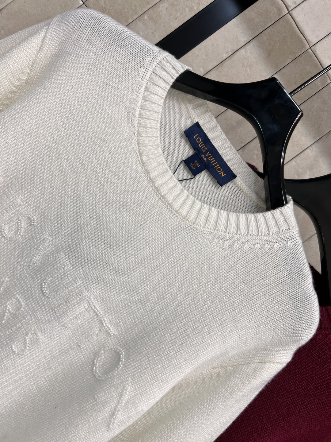 L家 25早秋新款 珠花log 圆领针织长袖毛衣 胸前珠花设计品牌字母标志性Logo图案 山羊绒纱线面料