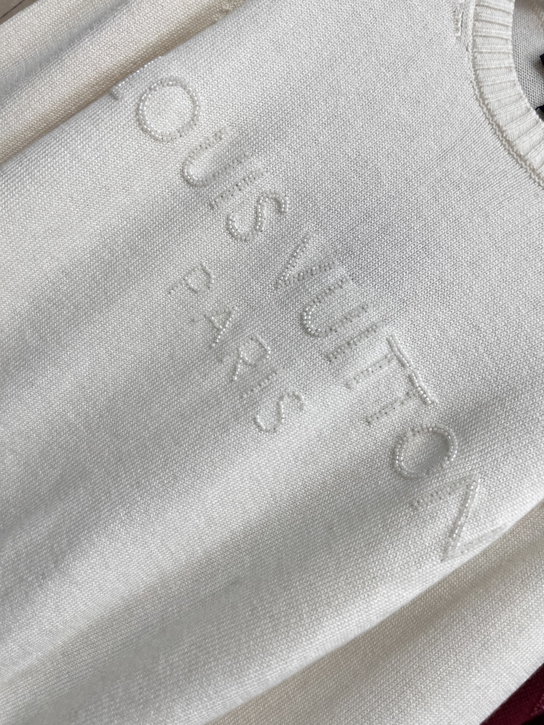 L家 25早秋新款 珠花log 圆领针织长袖毛衣 胸前珠花设计品牌字母标志性Logo图案 山羊绒纱线面料