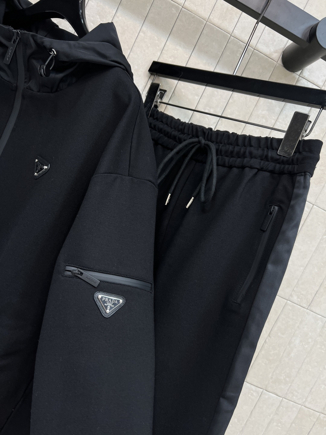 PD家 25早秋新款 三角标休闲套装 连帽拉链卫衣外套+高腰束脚裤 简约又不浮夸 经典套头卫衣版型搭配松