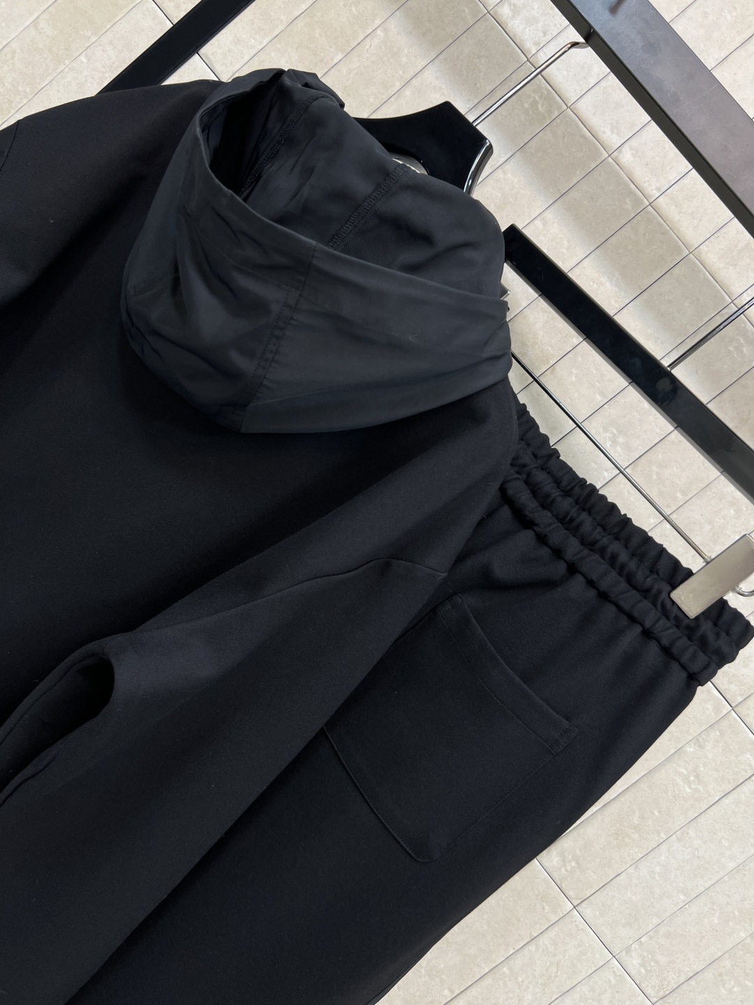 PD家 25早秋新款 三角标休闲套装 连帽拉链卫衣外套+高腰束脚裤 简约又不浮夸 经典套头卫衣版型搭配松